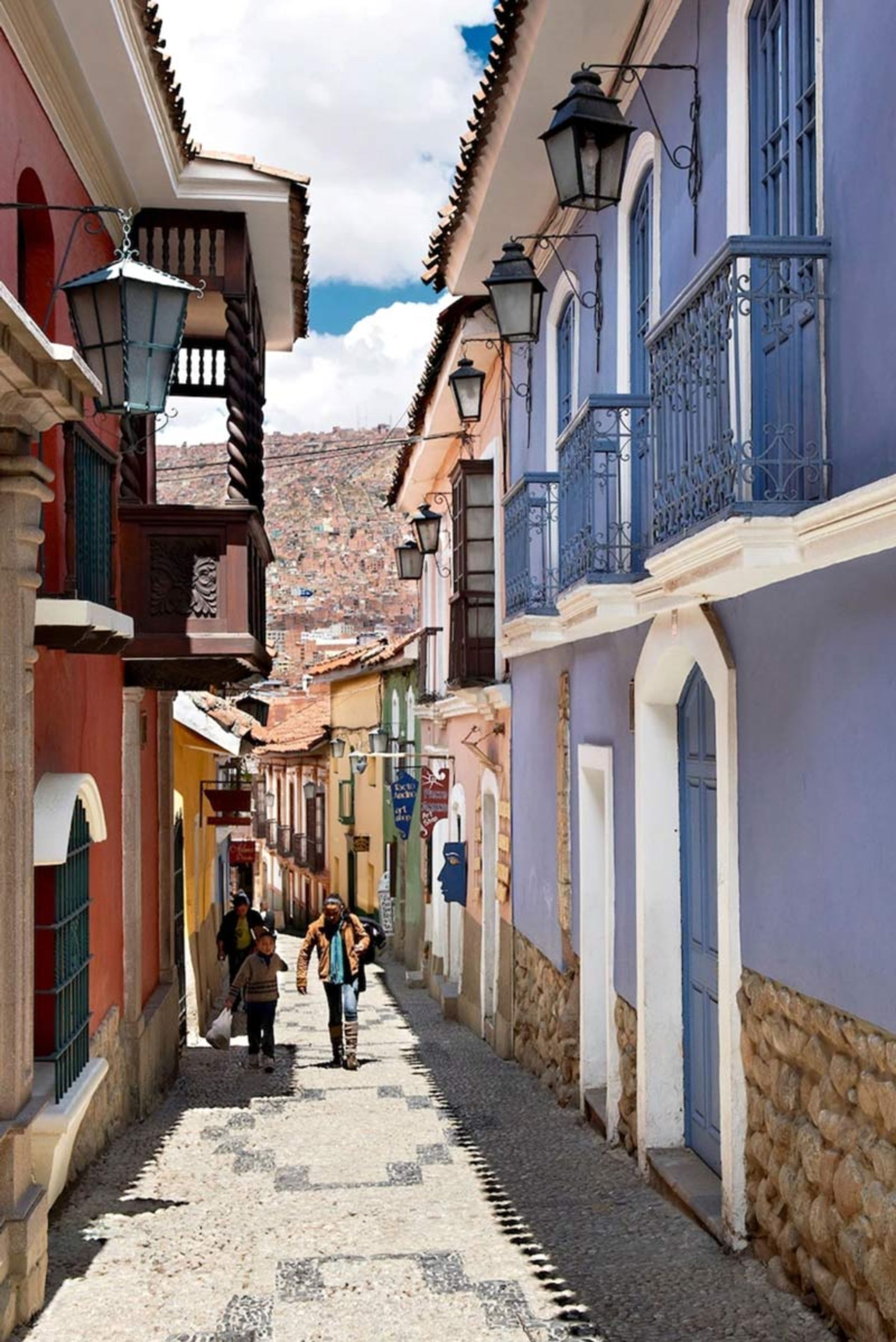 نمای یک کوچه باریک و سنگفرش شده در محله قدیمی لاپاز