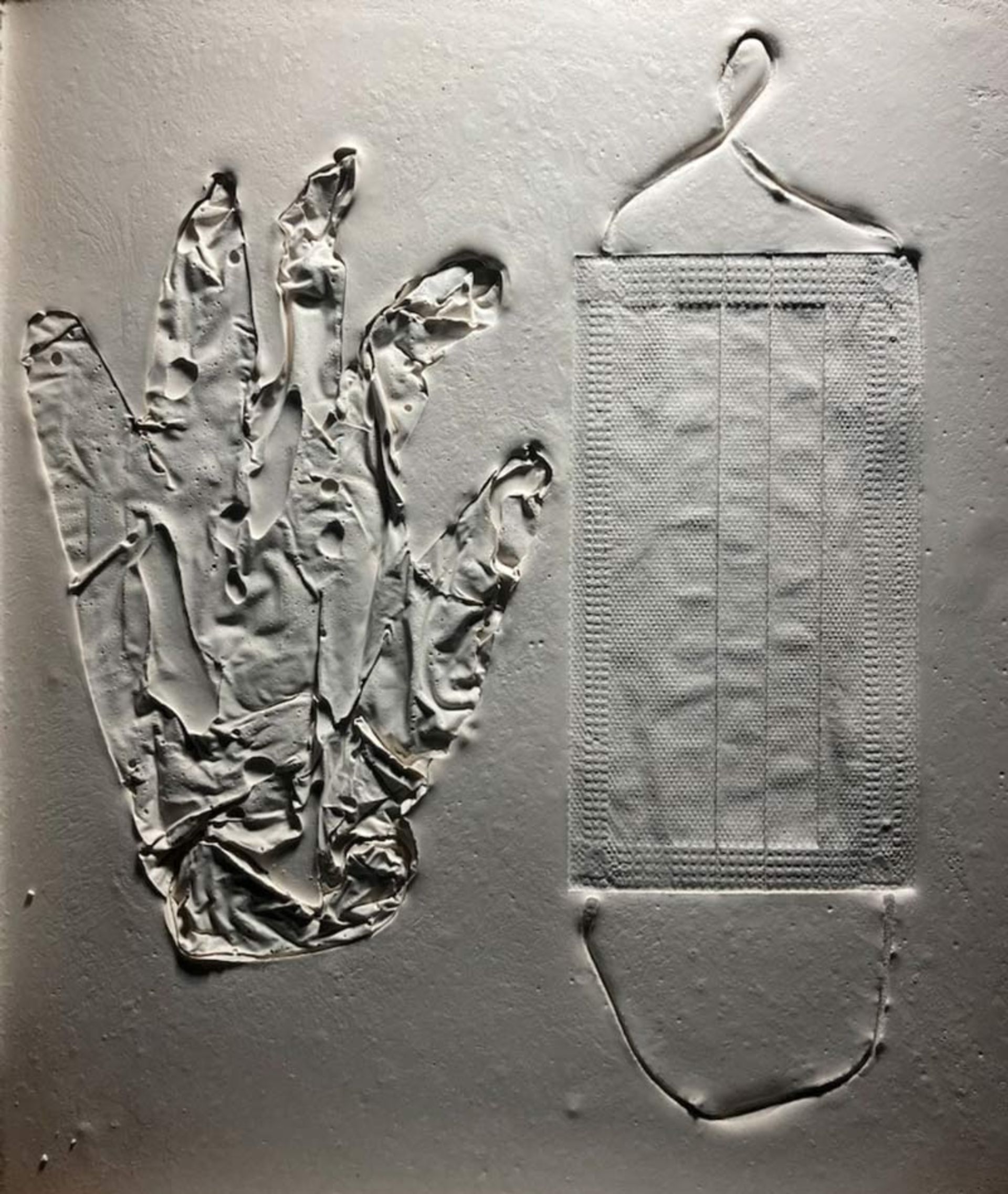 اثر برجسته دستکش پلاستیکی و ماسک جراحی روی سطح بتنی