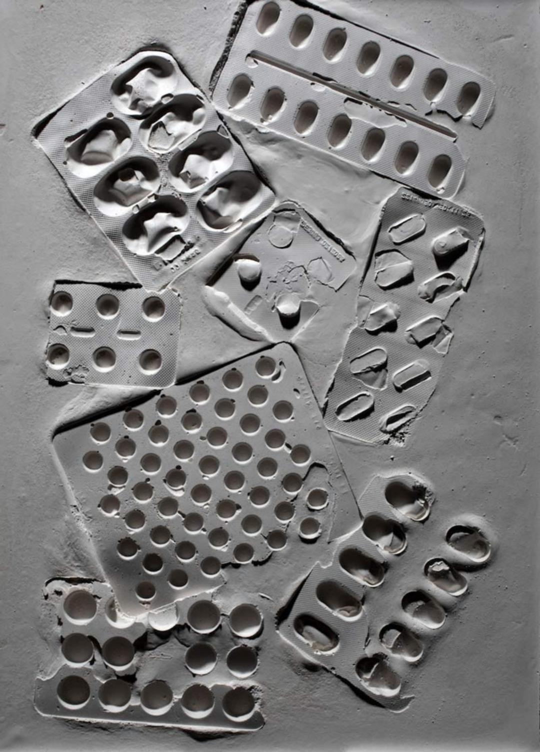 قالب‌های خالی قرص و بسته‌بندی‌های دارویی حک شده در زمین