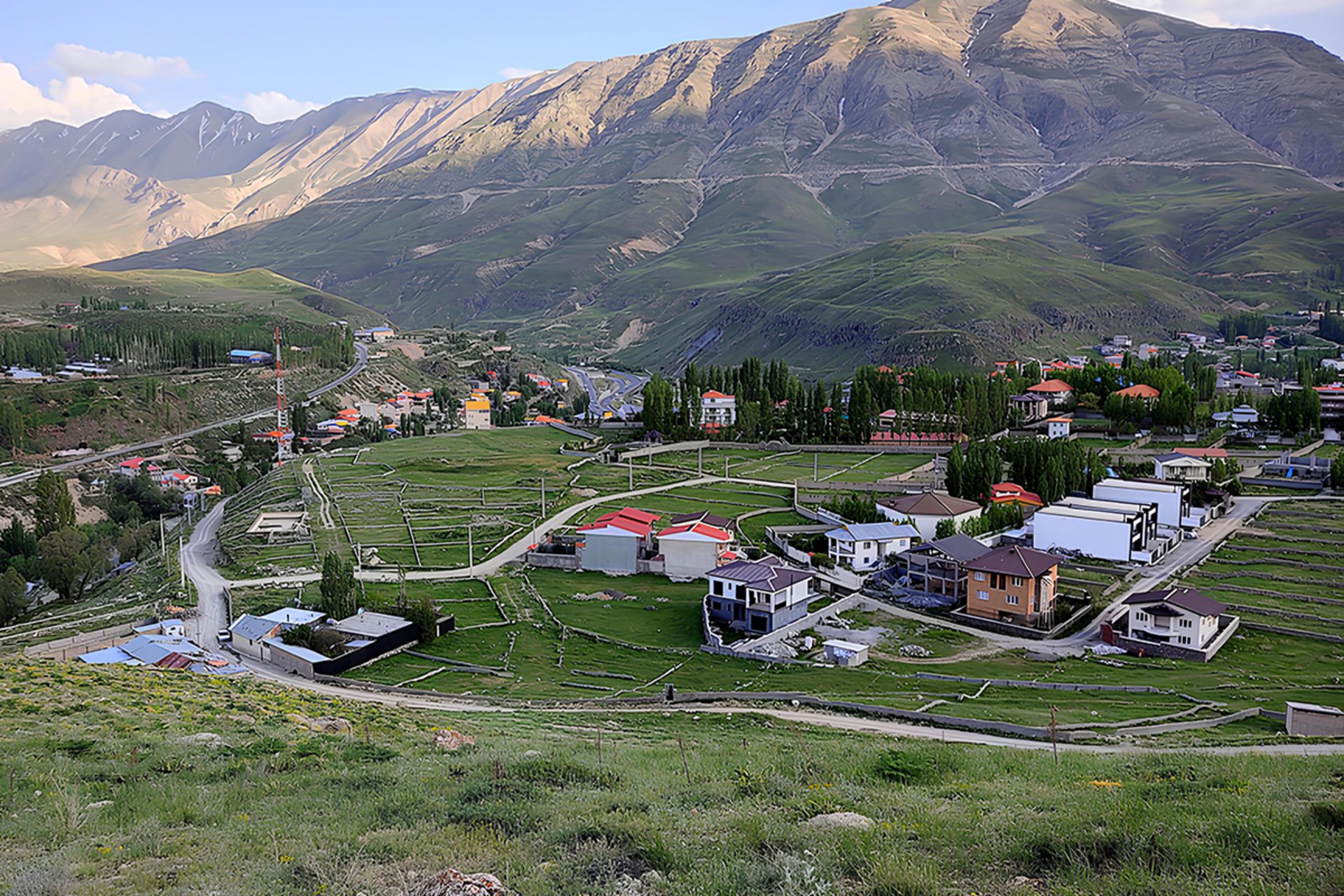 چشم انداز سرسبز و تماشایی از روستای پلور