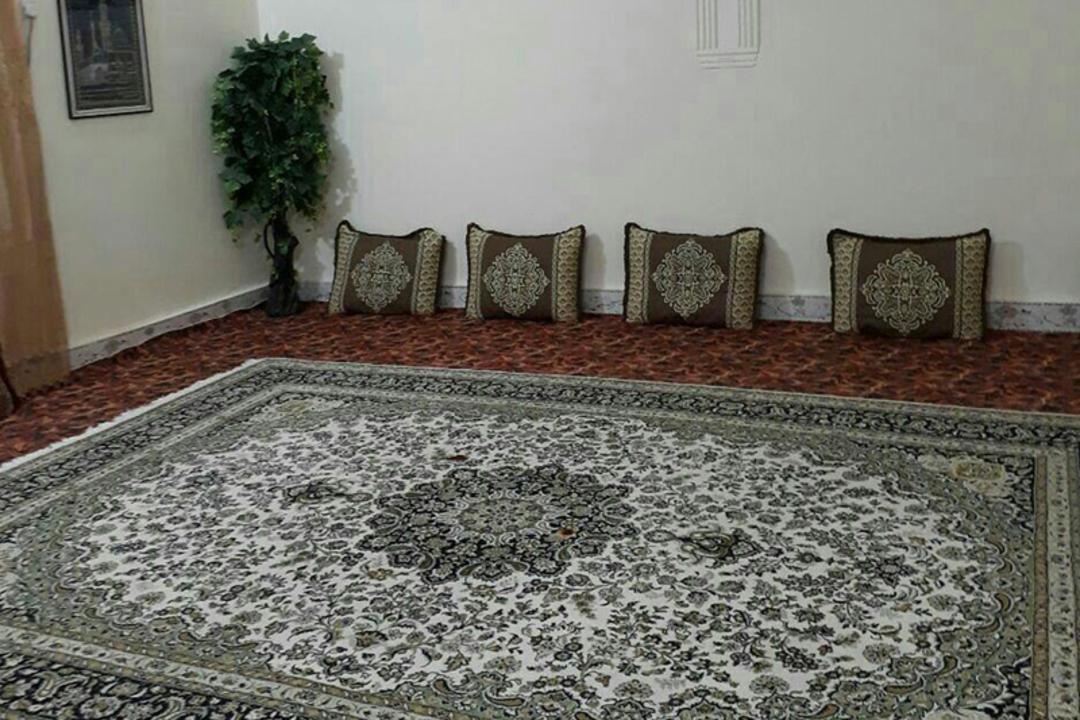 اتاقی سنتی با ردیف پشتی‌ها در اقامتگاه بوم‌گردی و موزه ناخدا علی در لافت