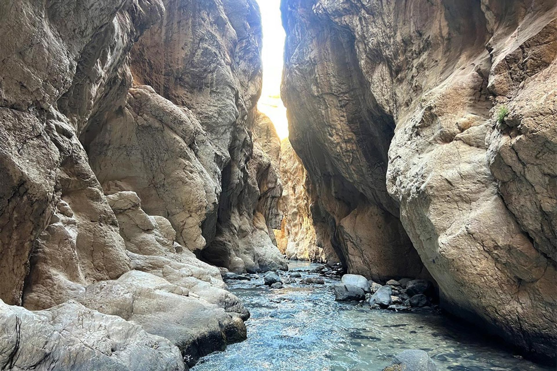 جریان رودخانه در میان صخره های تنگه زمان