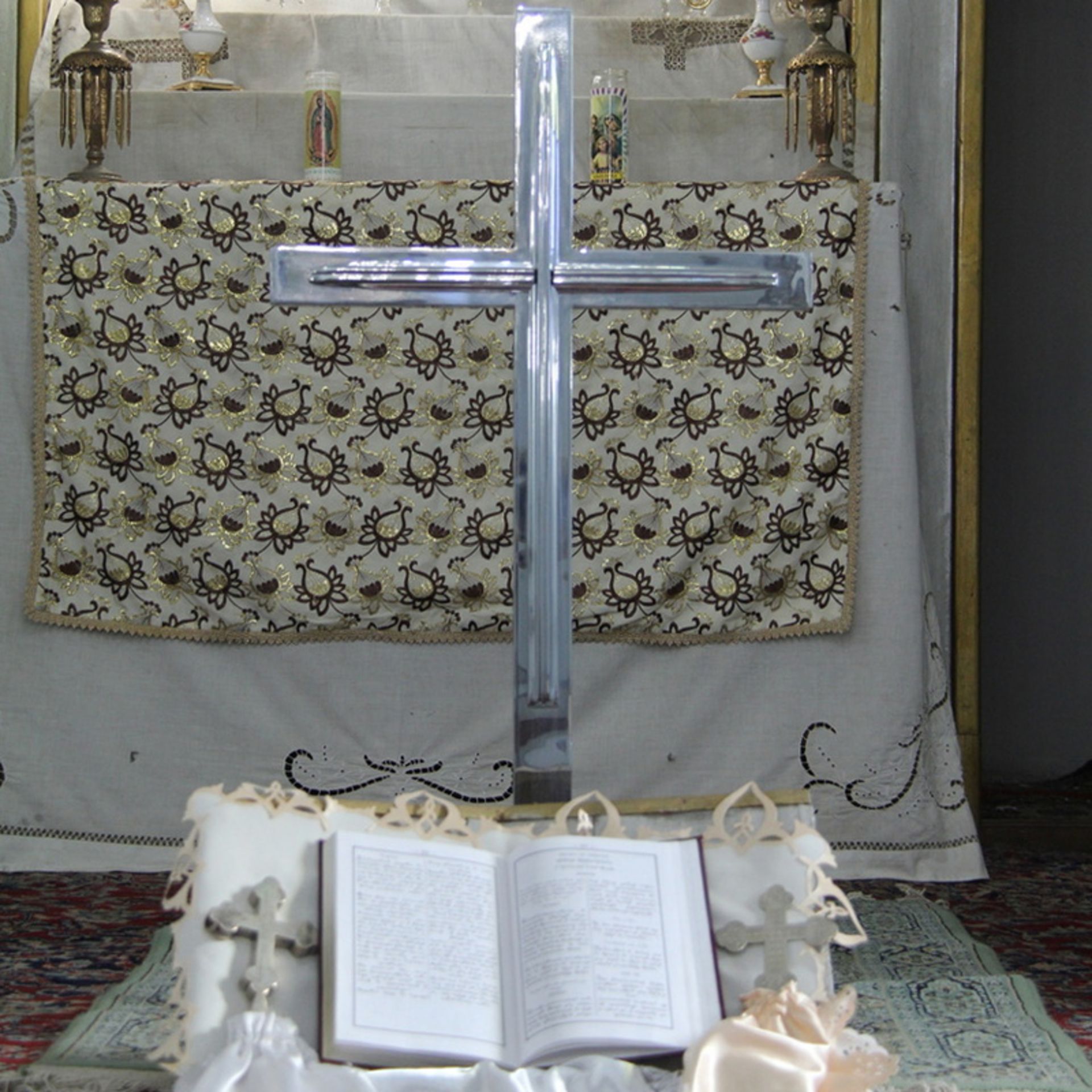 صلیب نقره‌ای در کلیسای رفیعی قزوین