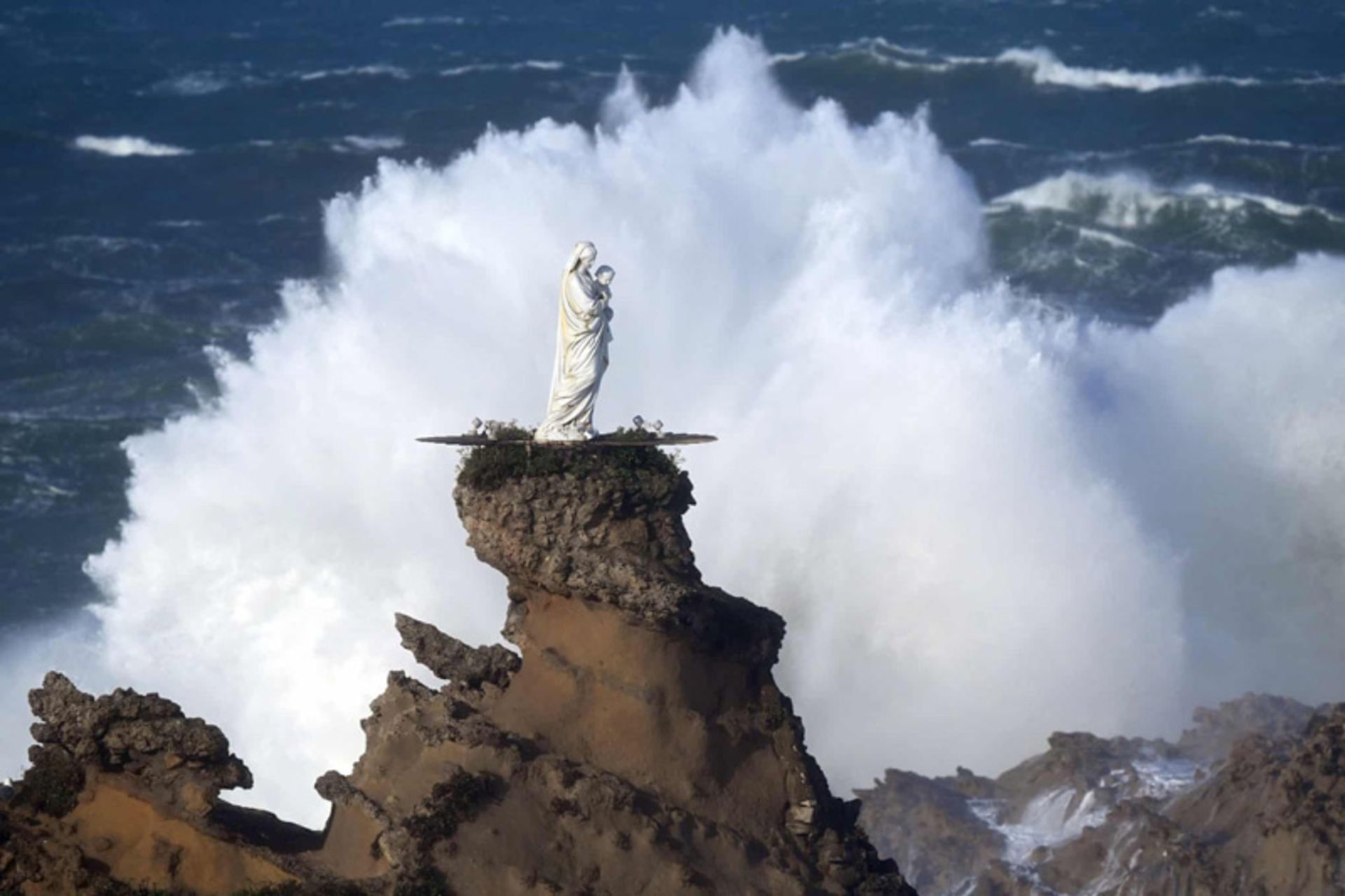 برخورد امواج به تندیس مریم مقدس در فرانسه