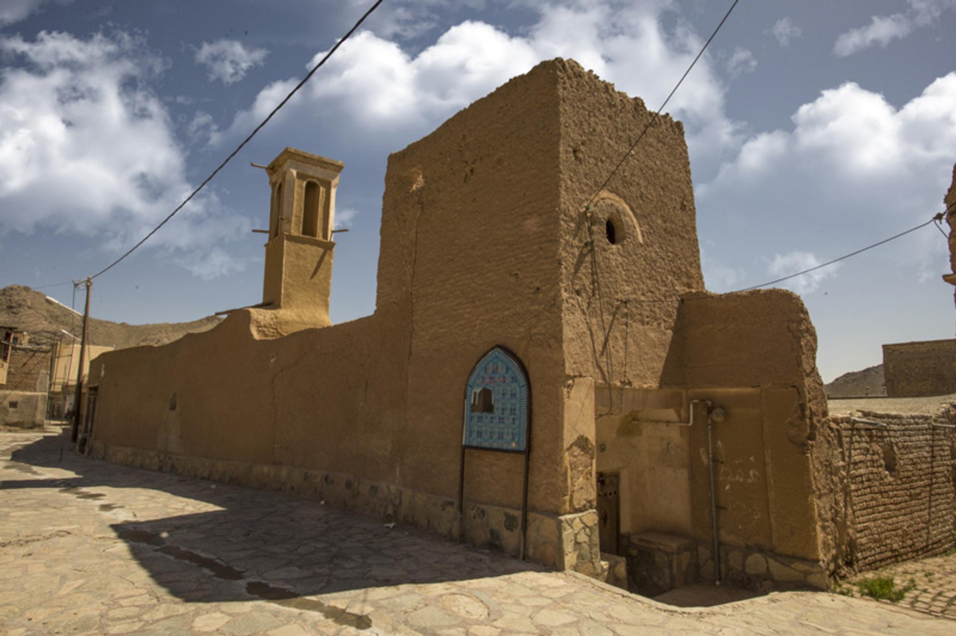 خانه‌ای با معماری کویری و بادگیر در دلیجان