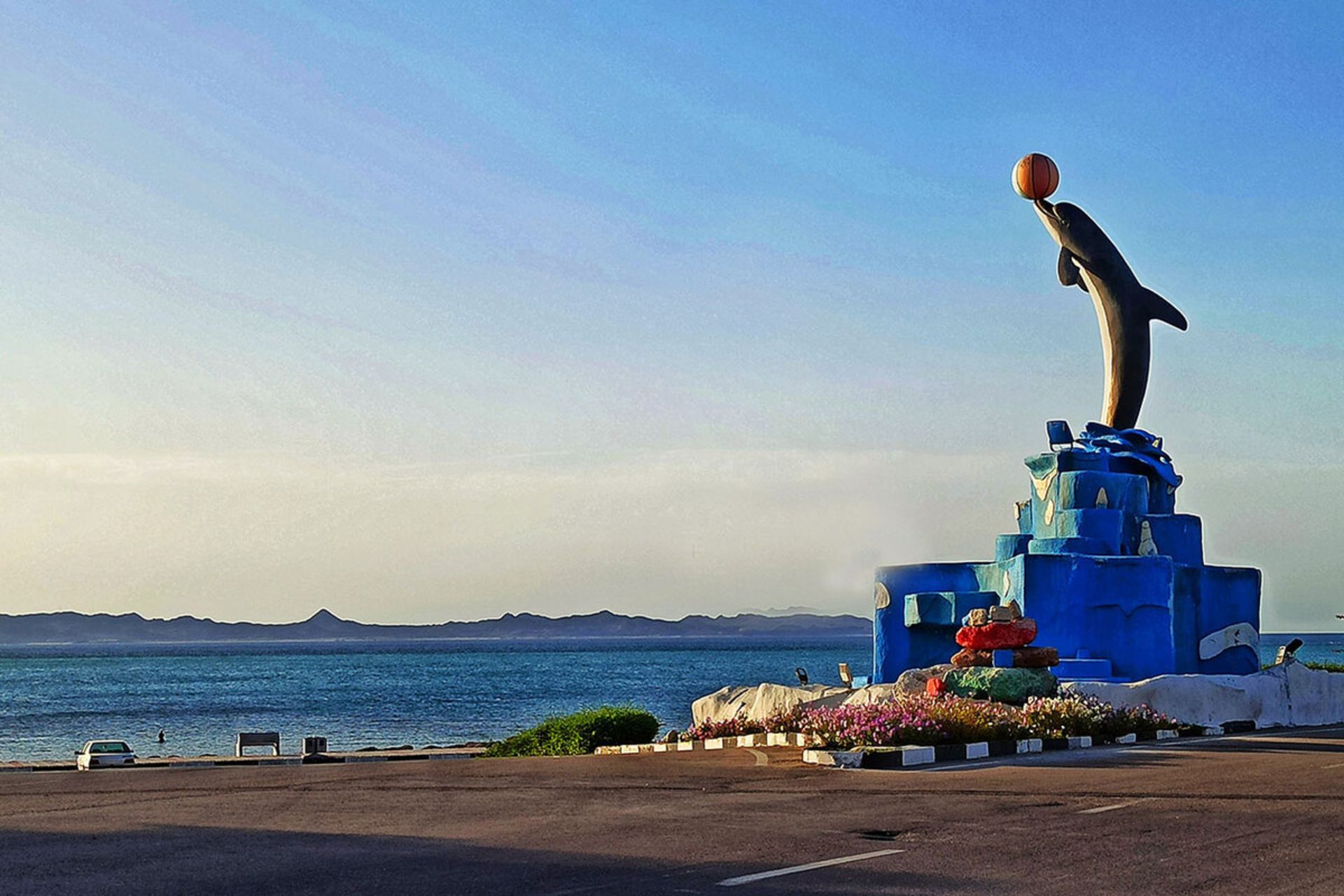 پارک سینما دریا با مجسمه دلفین