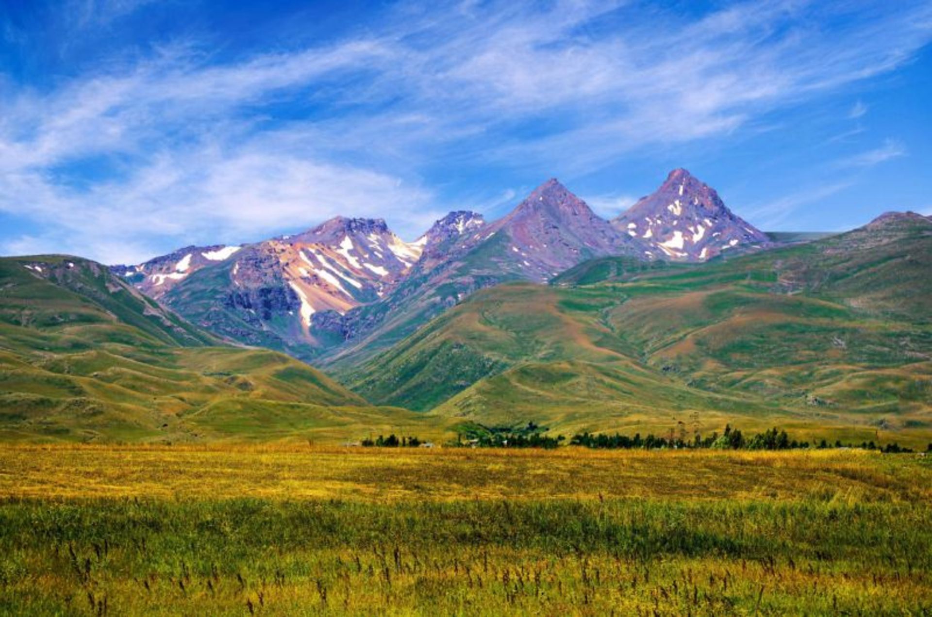 کوهستان برفی در ارمنستان