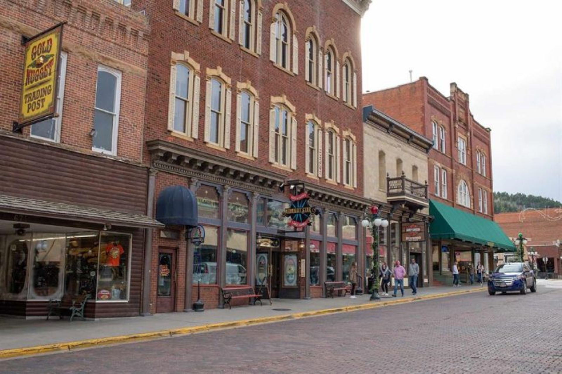 ساختمان ها در خیابان اصلی شهر ددوود 