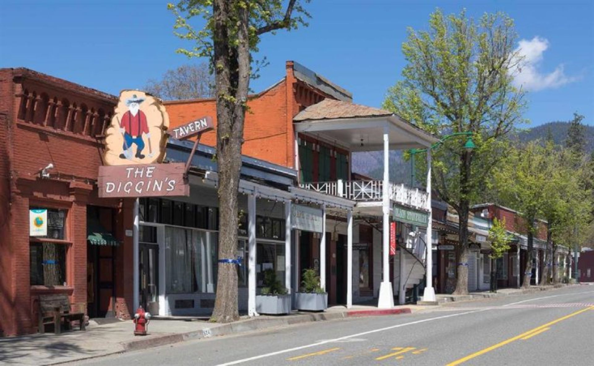 فروشگاه ها در خیابان دوم لارامی 