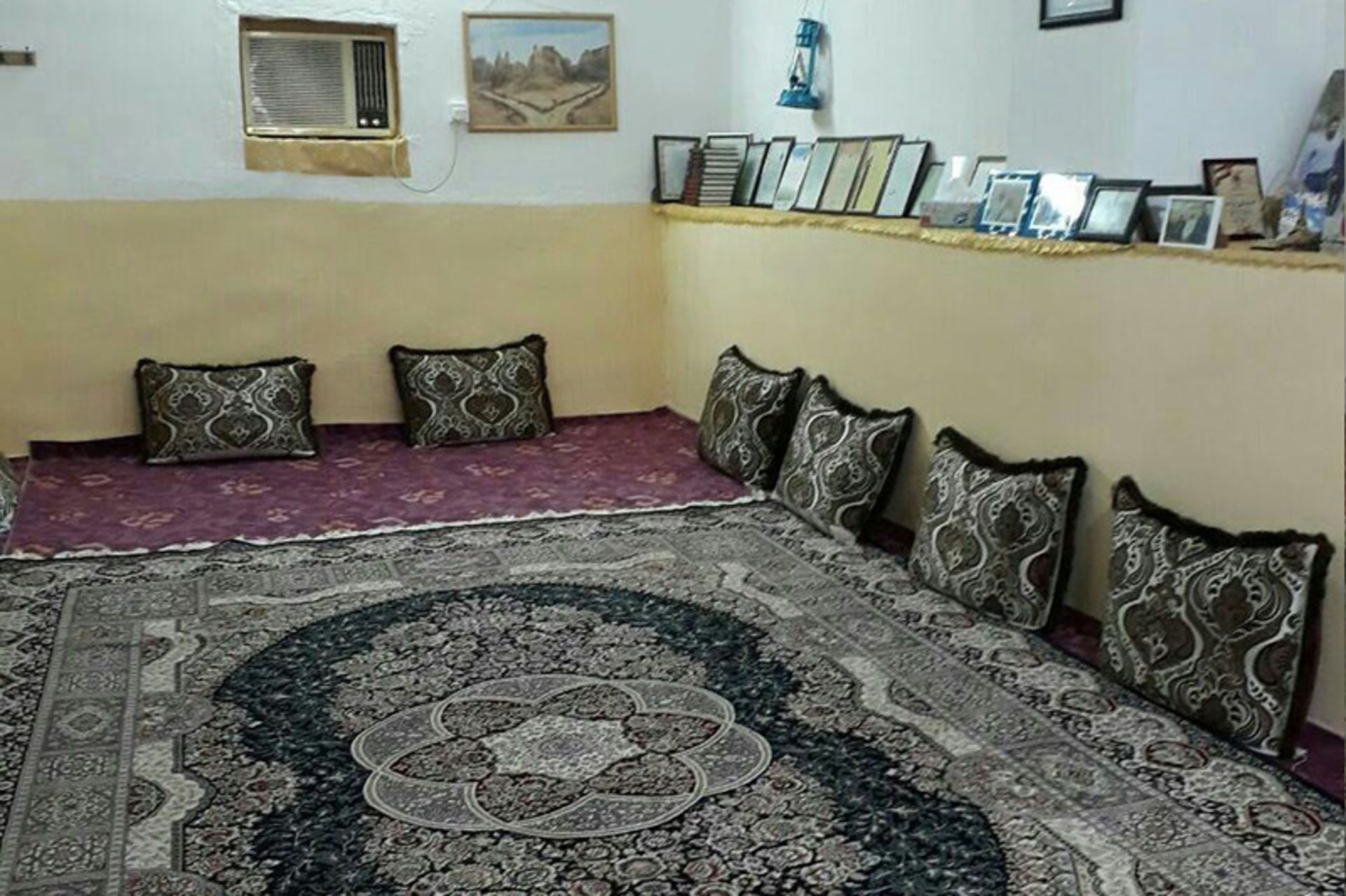 اتاقی با پشتی‌ها وطاقچه در اقامتگاه بوم‌گردی و موزه ناخدا علی در لافت