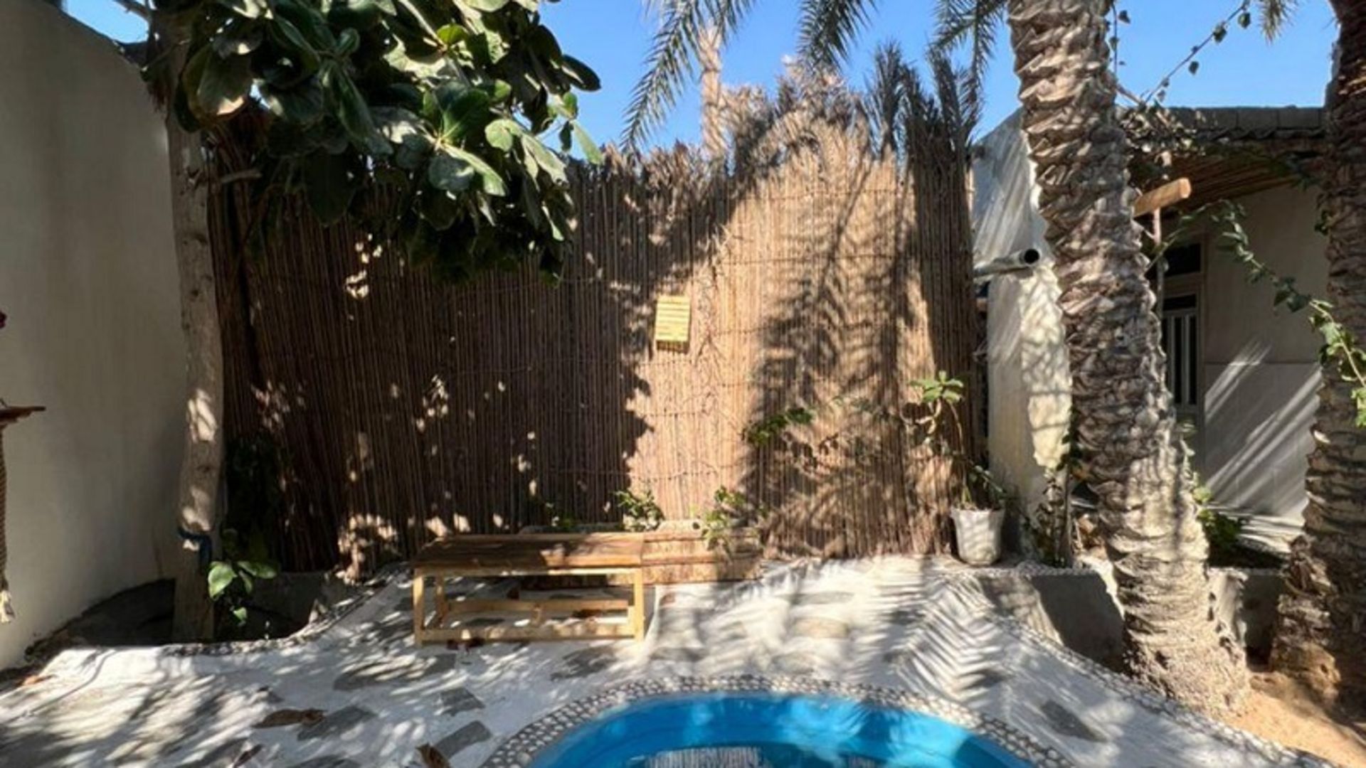 محیط بیرونی پین کافه قشم