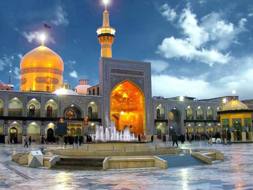 صحن آزادی حرم امام رضا زیر آسمان آبی