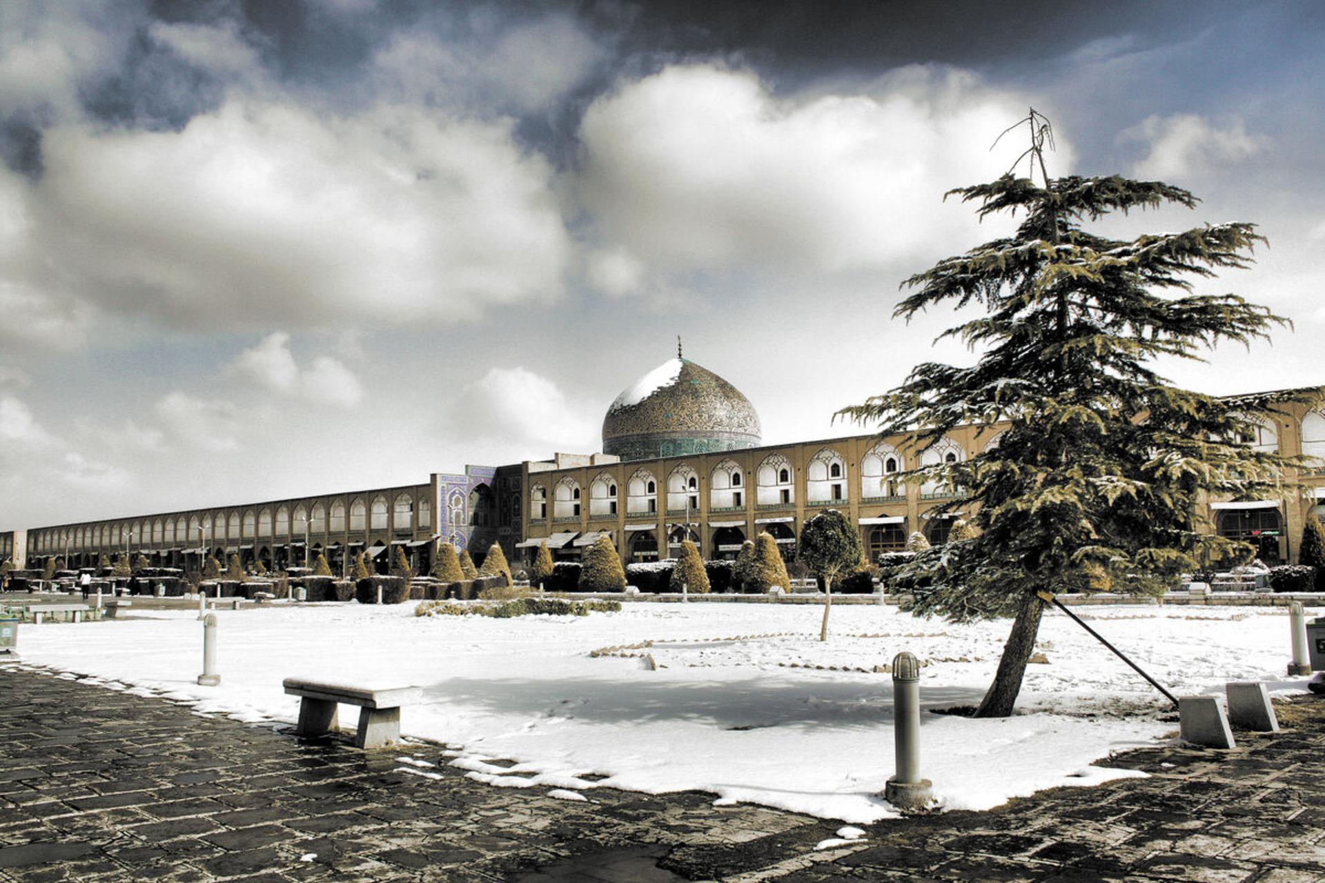 نمای برفی مسجد شیخ لطف الله اصفهان