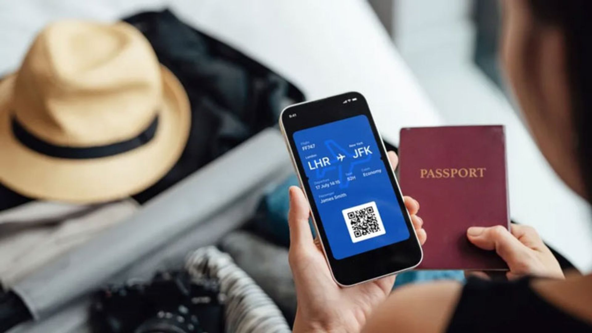 پاسپورت و گوشی در دستان یک فرد