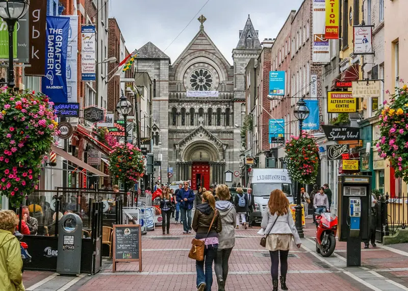خیابان زیبای گرافتون در دوبلین با فروشگاه‌ها و رستوران‌ها