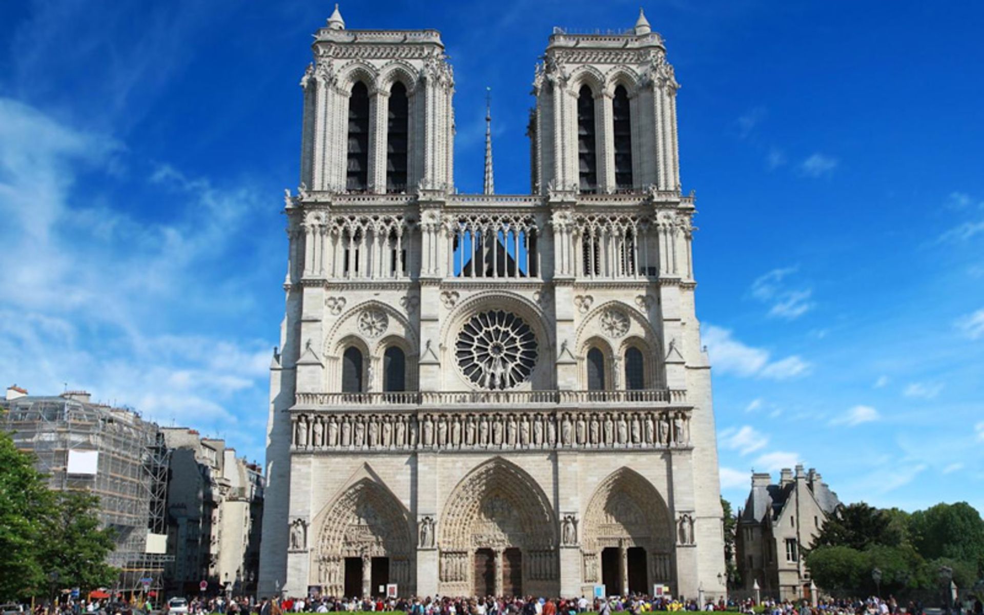 گردشگران در حال ورود به کلیسای نوتردام پاریس