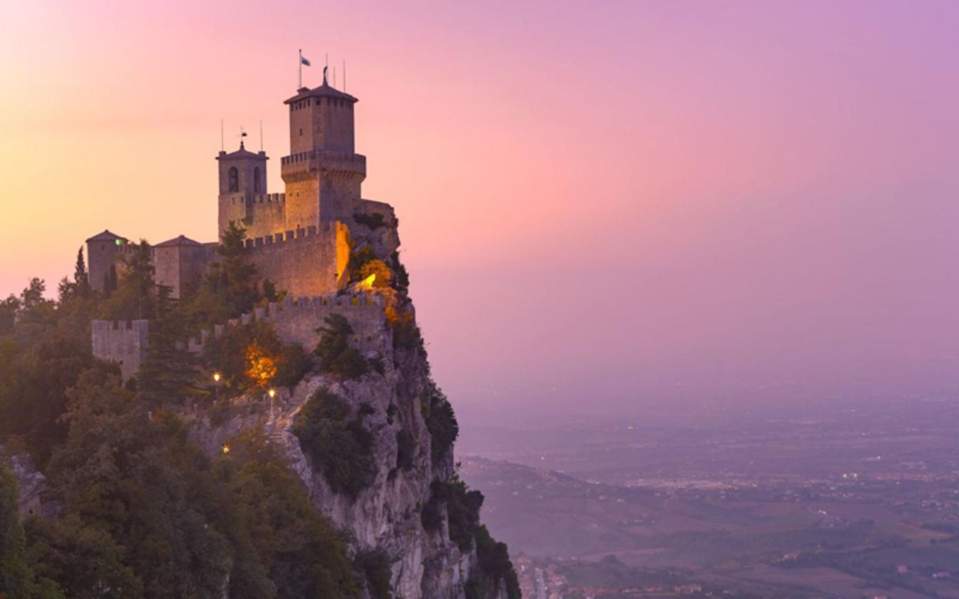 منظره قلعه گوایتا و غروب خورشید