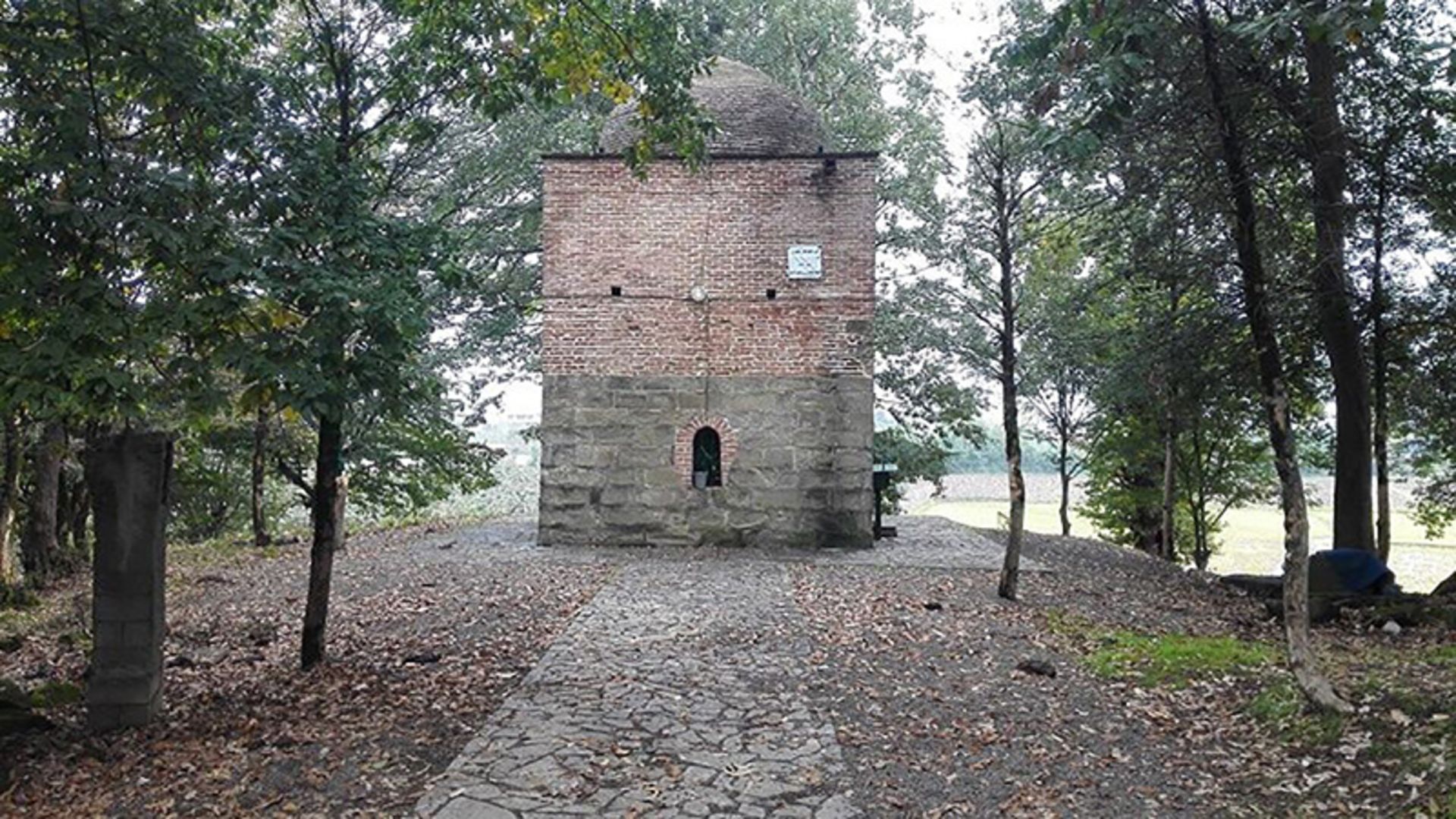 بقعه شیخ تاج‌ الدین محمود خیوی در میان جنگل های آستارا