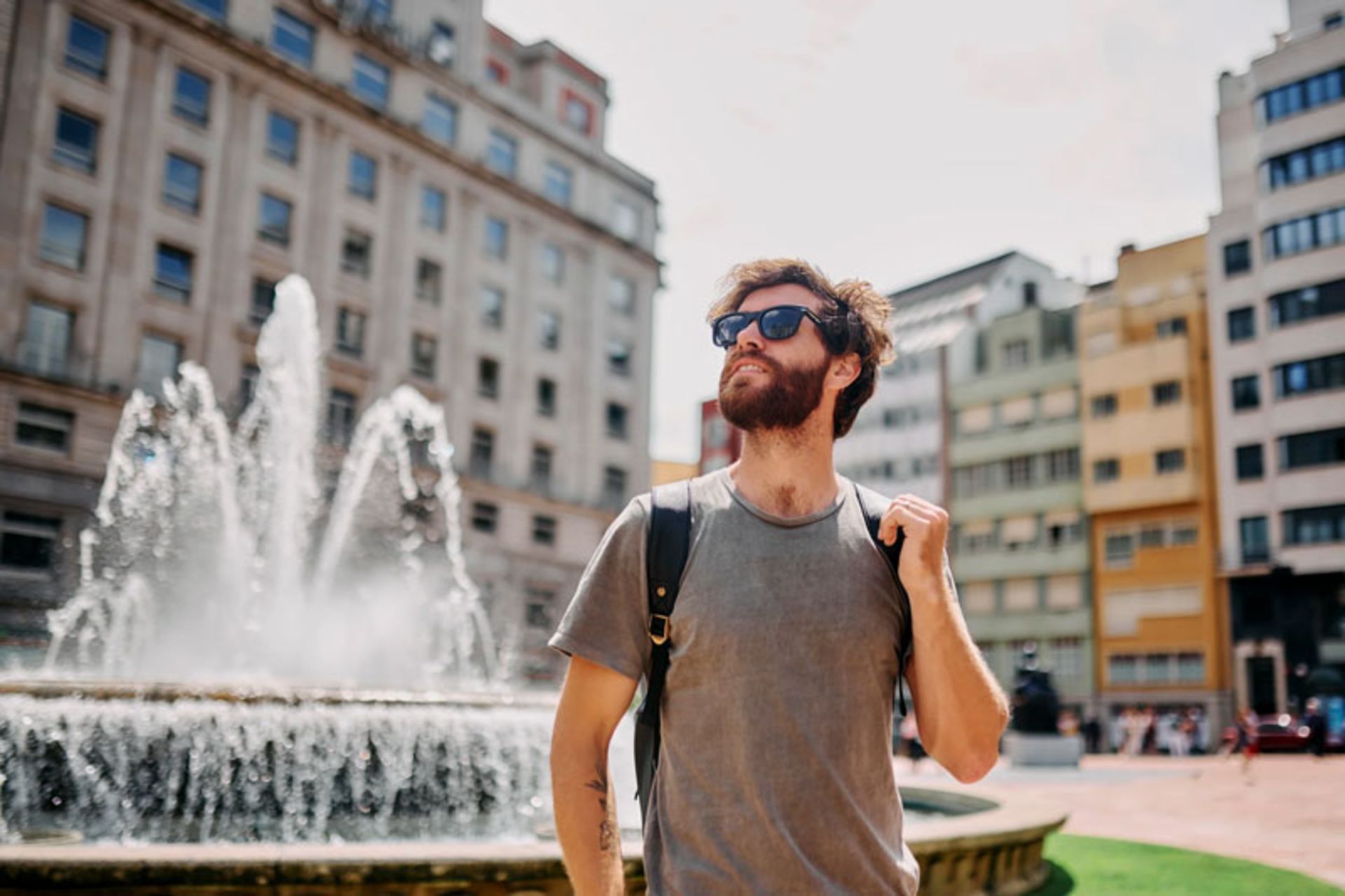 مردی در حال تماشای محیط اطراف در سفر