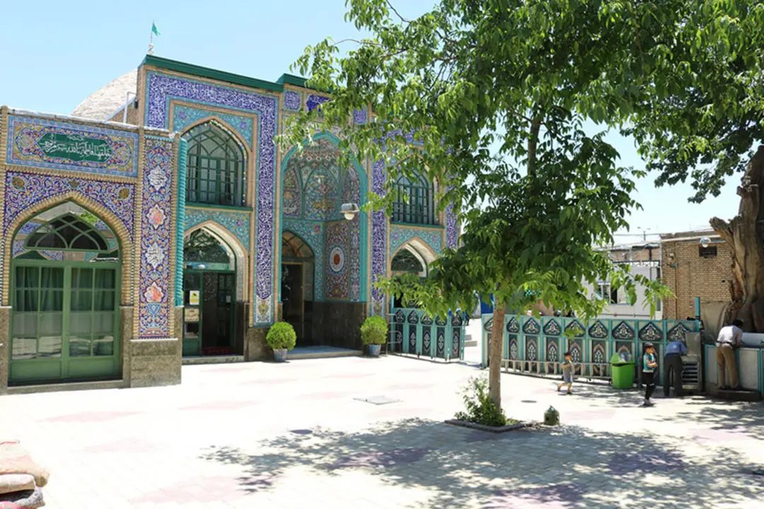 صحن آرامگاه شاهزاده حسین همدان