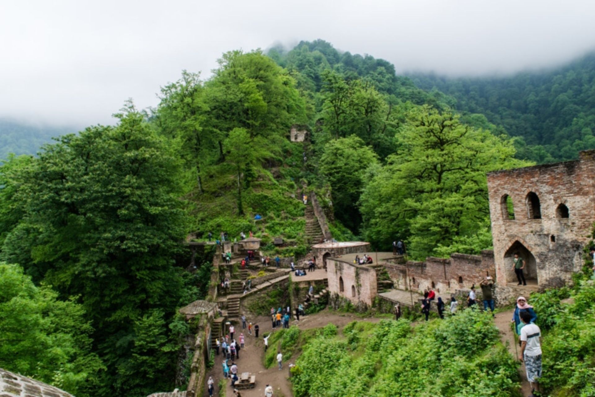 قلعه رودخان میان درختان سرسبز در فصل تابستان