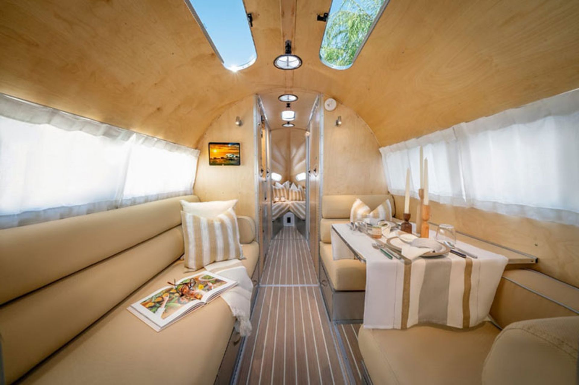 فضای داخل کاروان لوکس ترا فیرما 