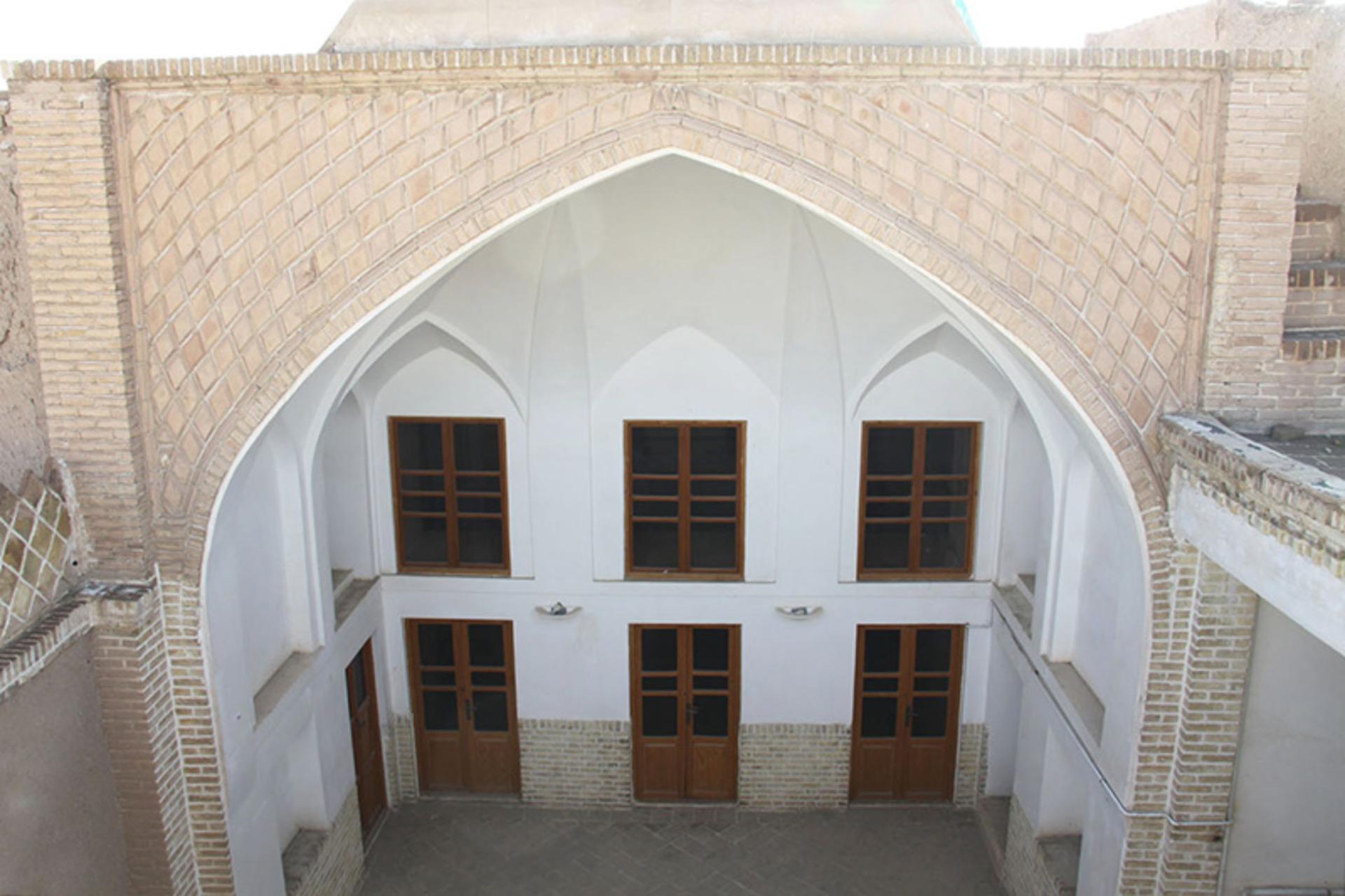 حیاط خانه ترابی سمنان