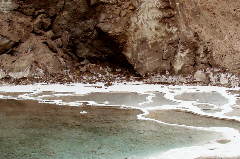 جریان باریک آب نمک اشباع‌شده در کف غار