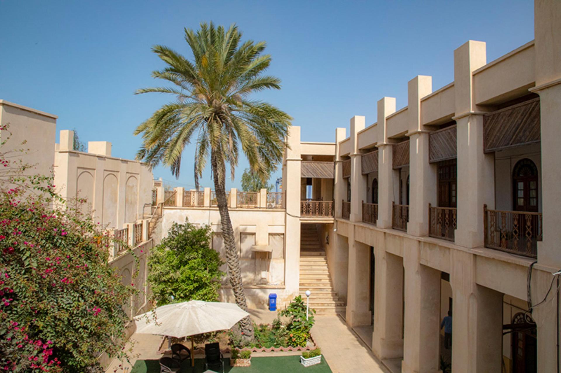 حیاط زیبای عمارت کازرونی بوشهر