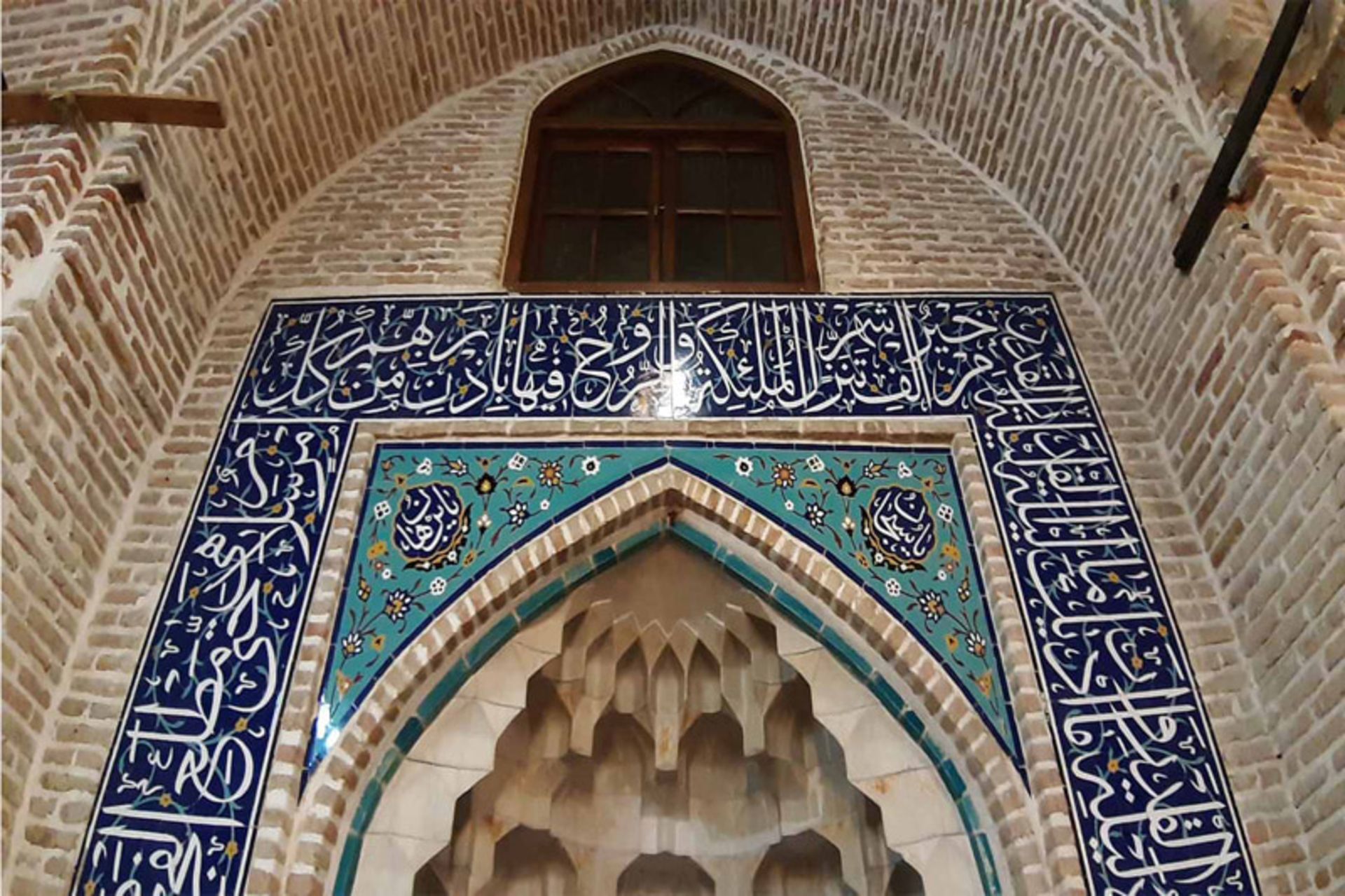 دیوار کاشی کاری شده در مسجد