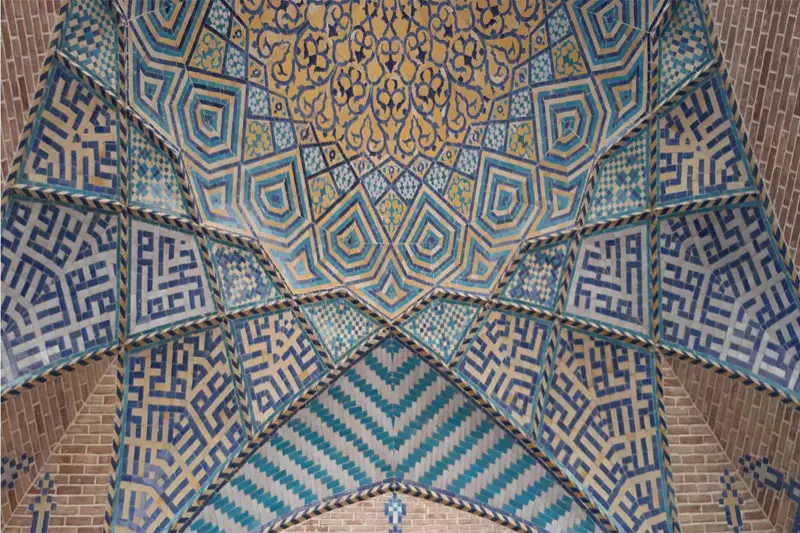 تزیینات کاشی کاری سقف مسجد