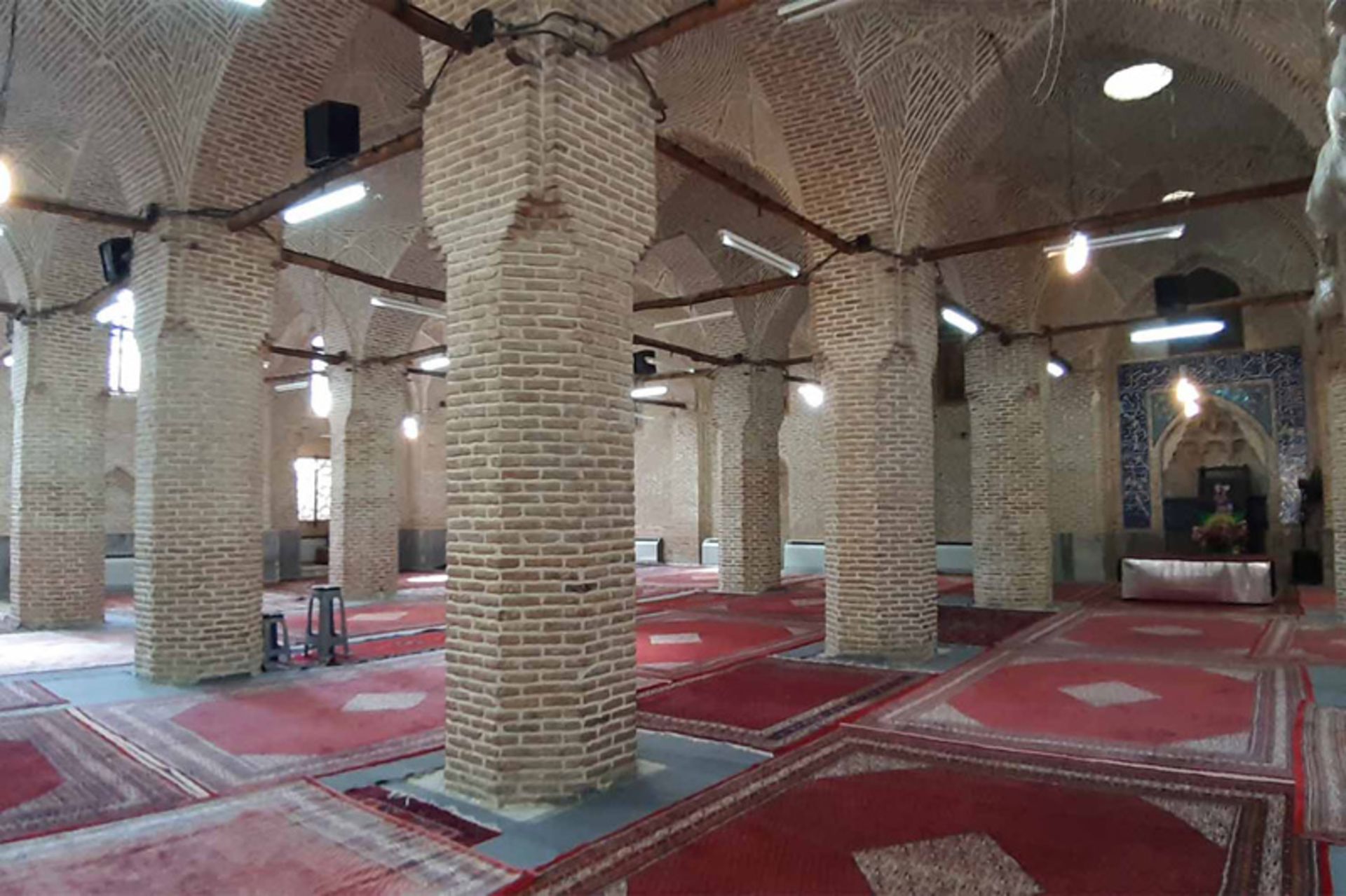 شبستان فرش شده در مسجد بازار تهران
