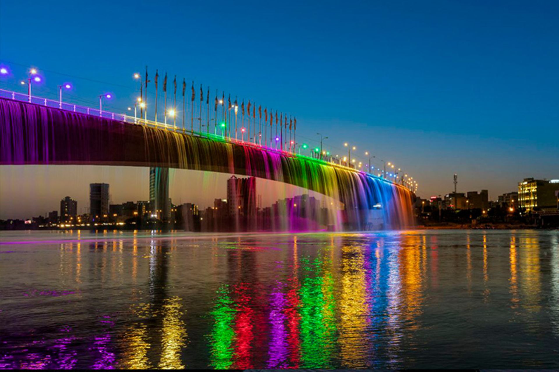 پل هفتم اهواز در شب با نورپردازی رنگارنگ