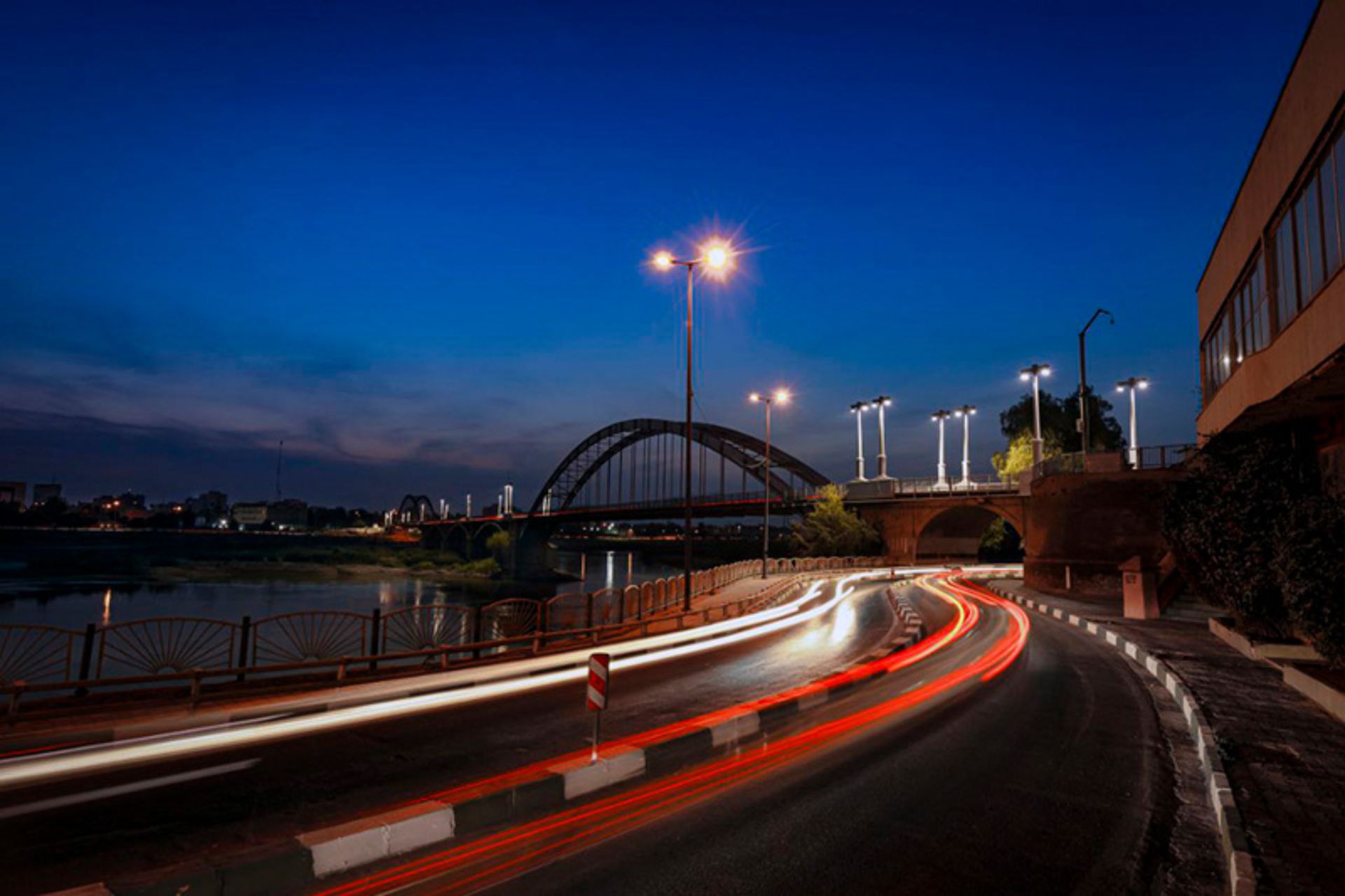 دورنمایی از پل سفید اهواز در شب