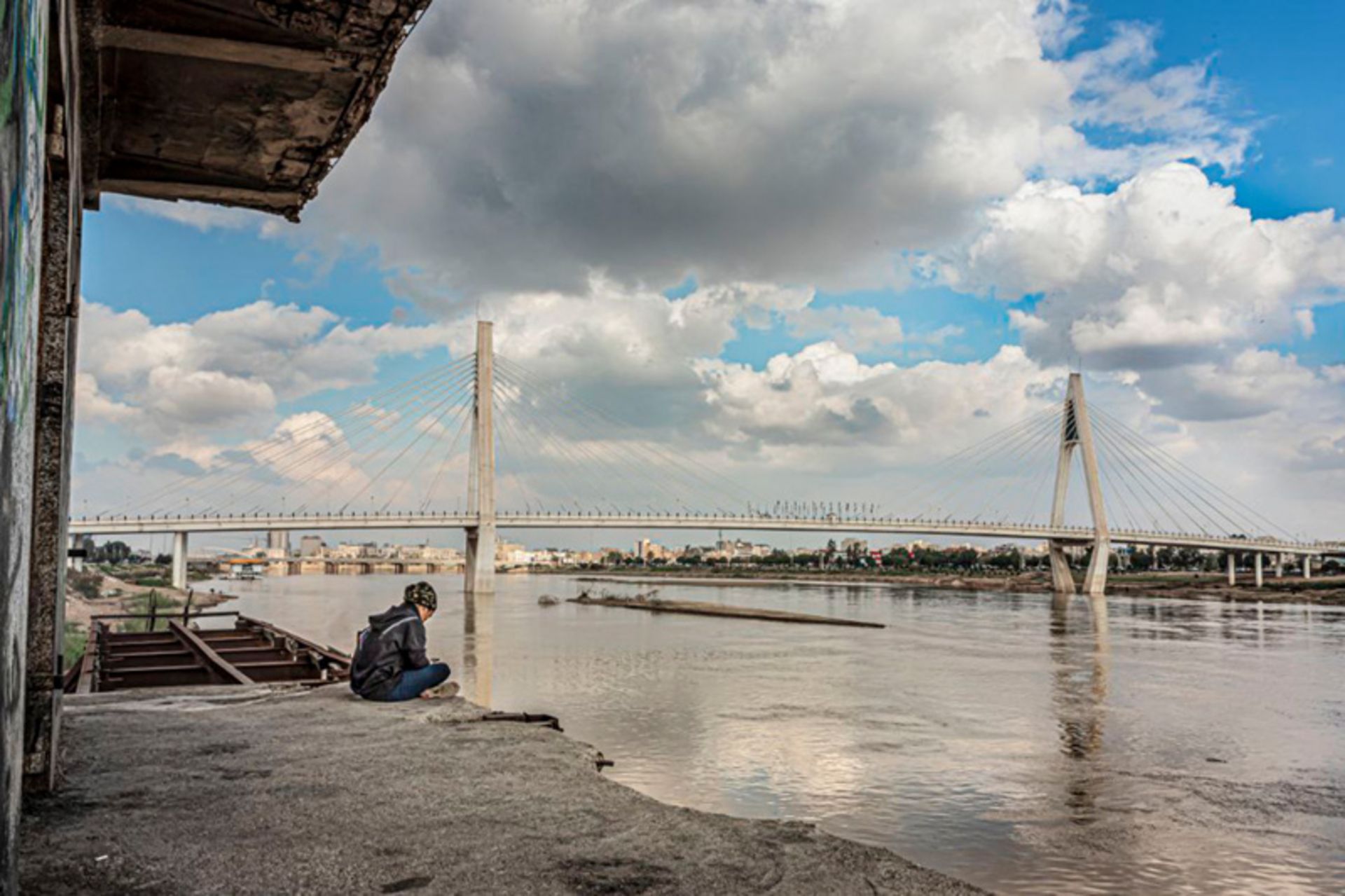 فردی کنار پل غدیر اهواز در روز