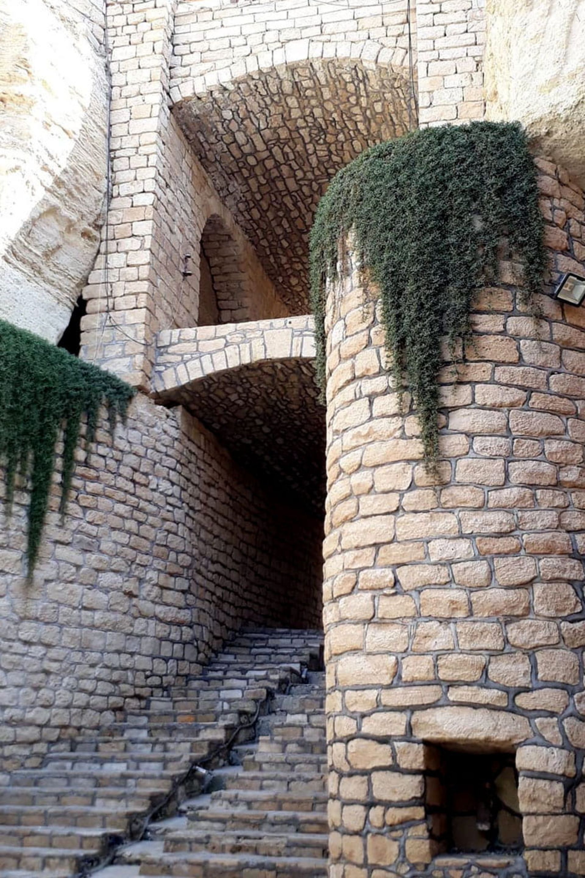 دیوارهای آجری در کاریز کیش