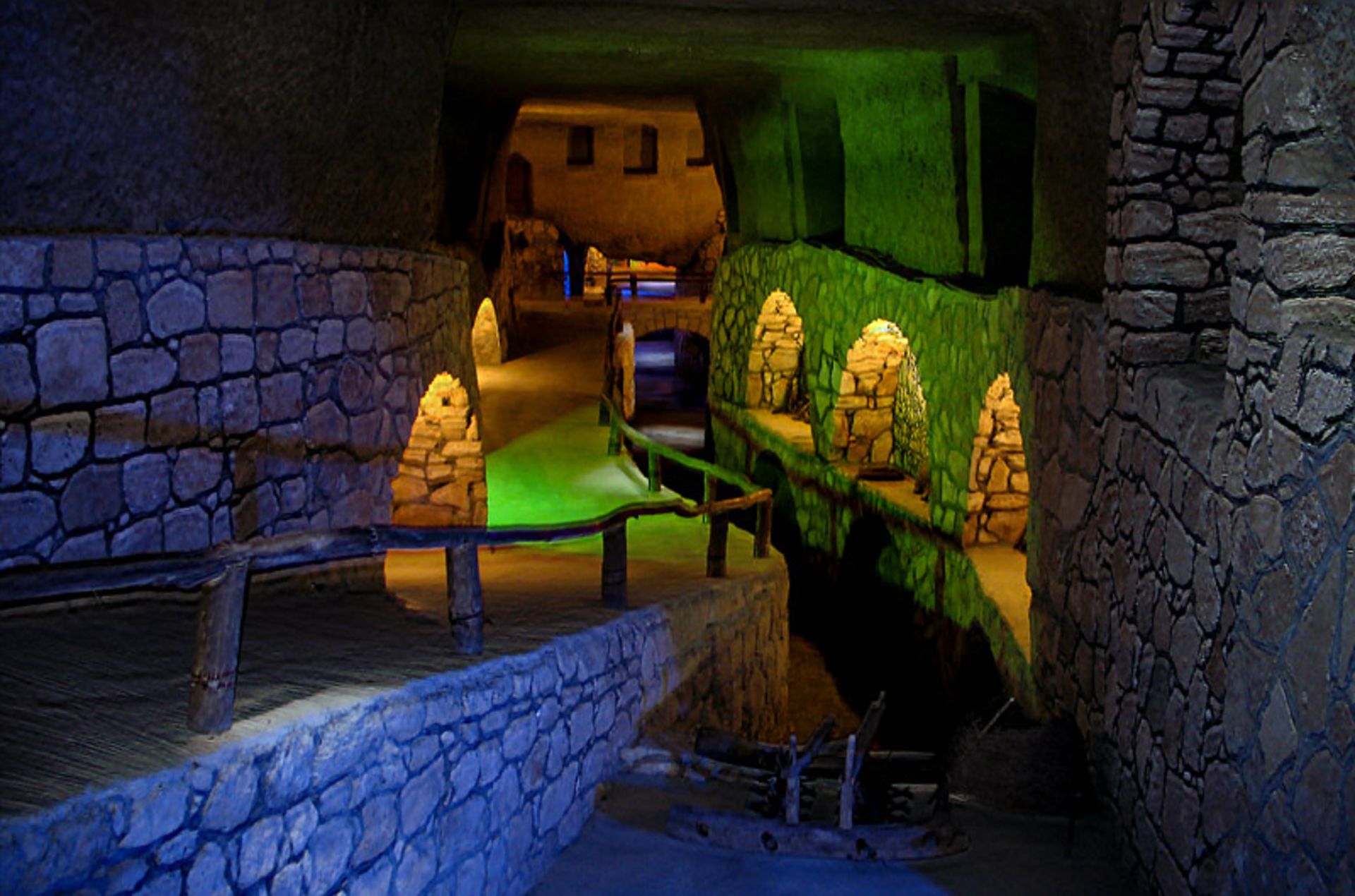 فضای داخلی کاریز کیش با نورپردازی امروزی