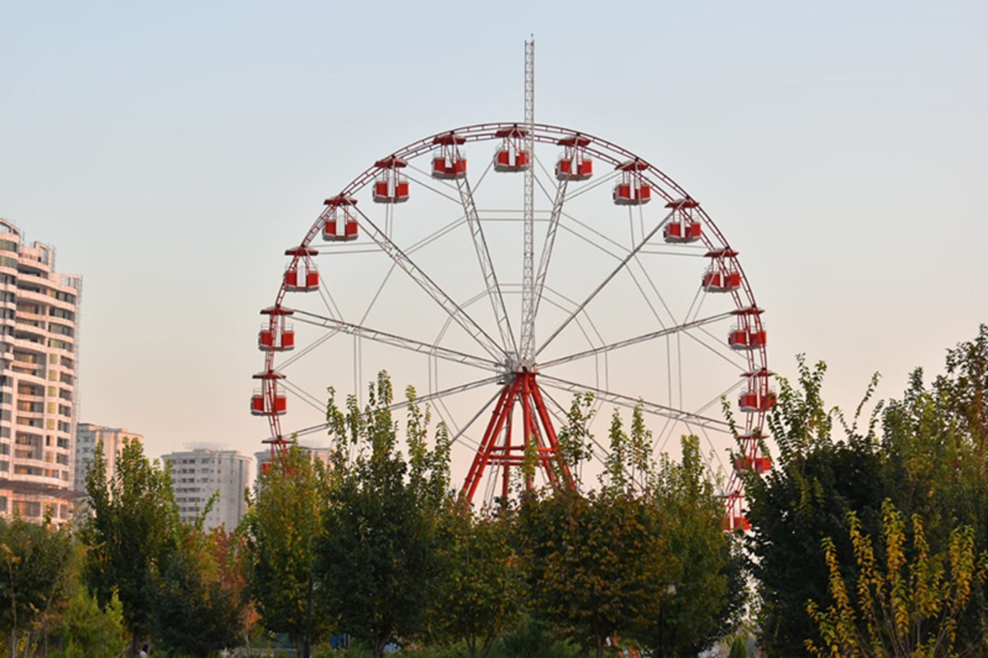 چرخ و فلک دریاچه چیتگر در میان فضای سبز اطراف دریاچه