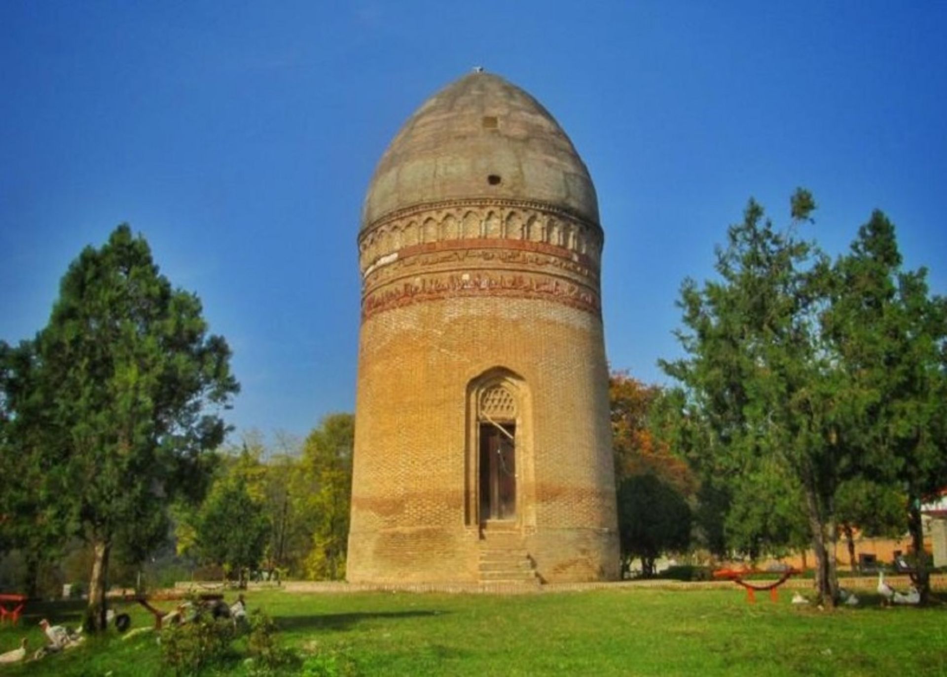 برج لاجیم در طبیعت سرسبز 