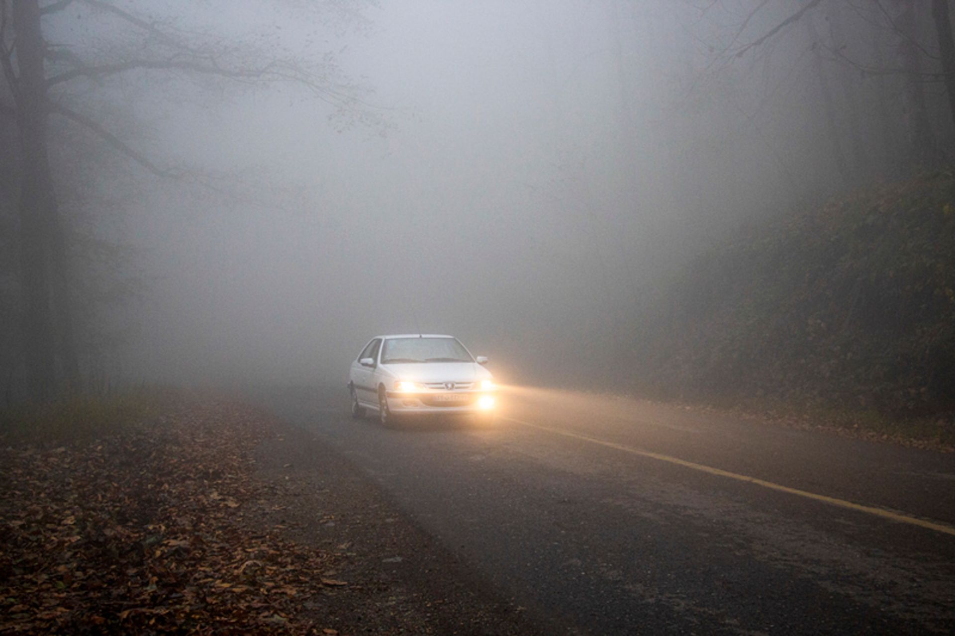 عبور خودرو از جاده مه آلود اسالم به خلخال