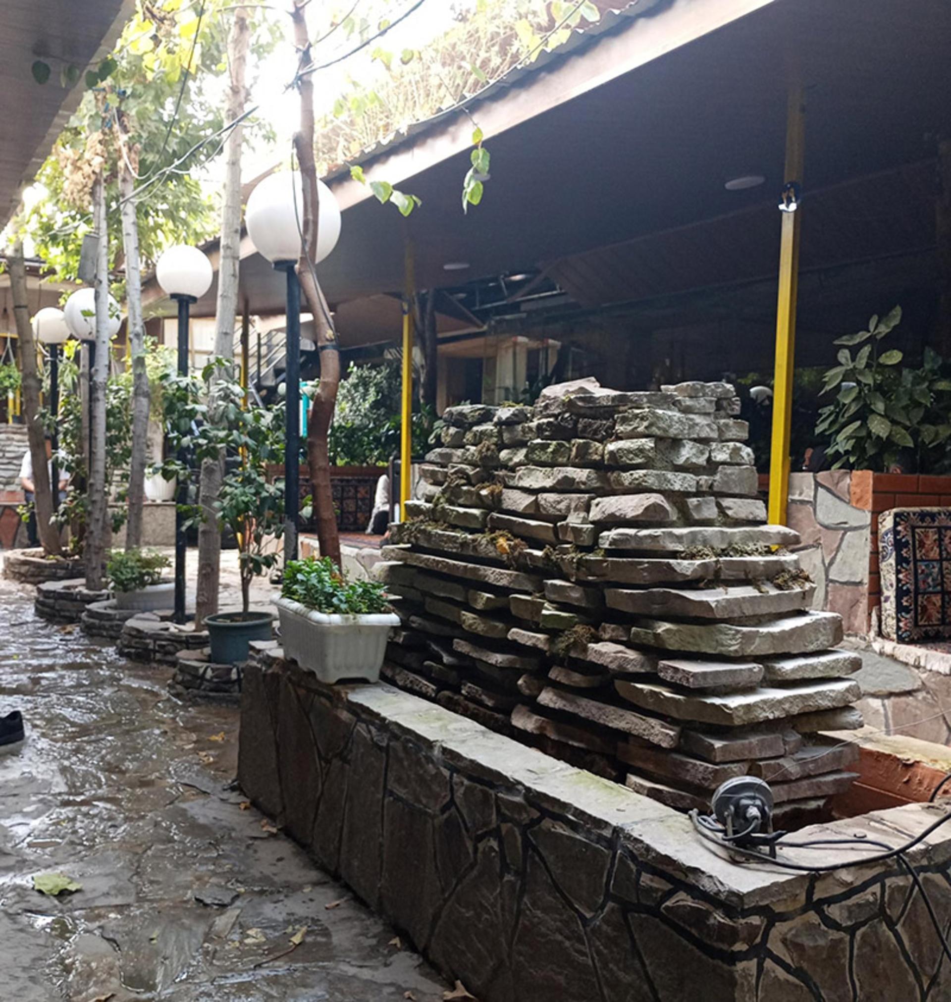 فضای باز رستوران سنتی مزرعه فرحزاد