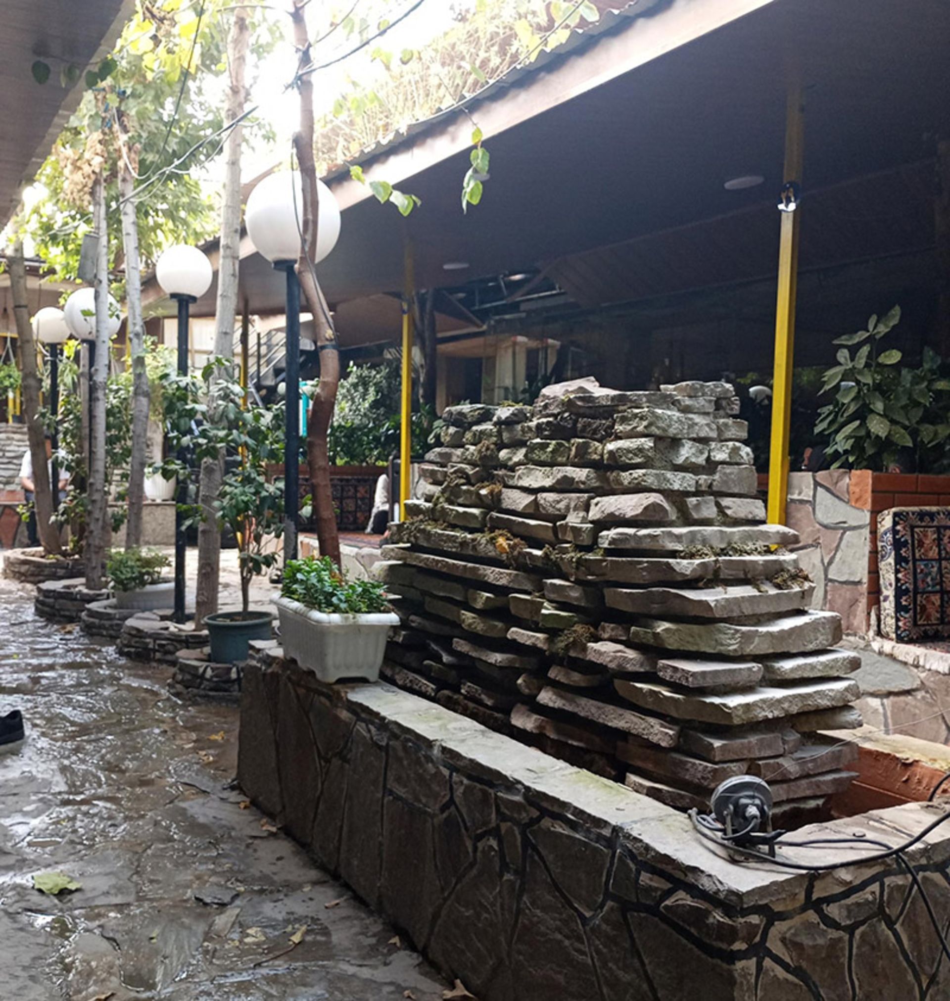 فضای باز رستوران سنتی مزرعه فرحزاد