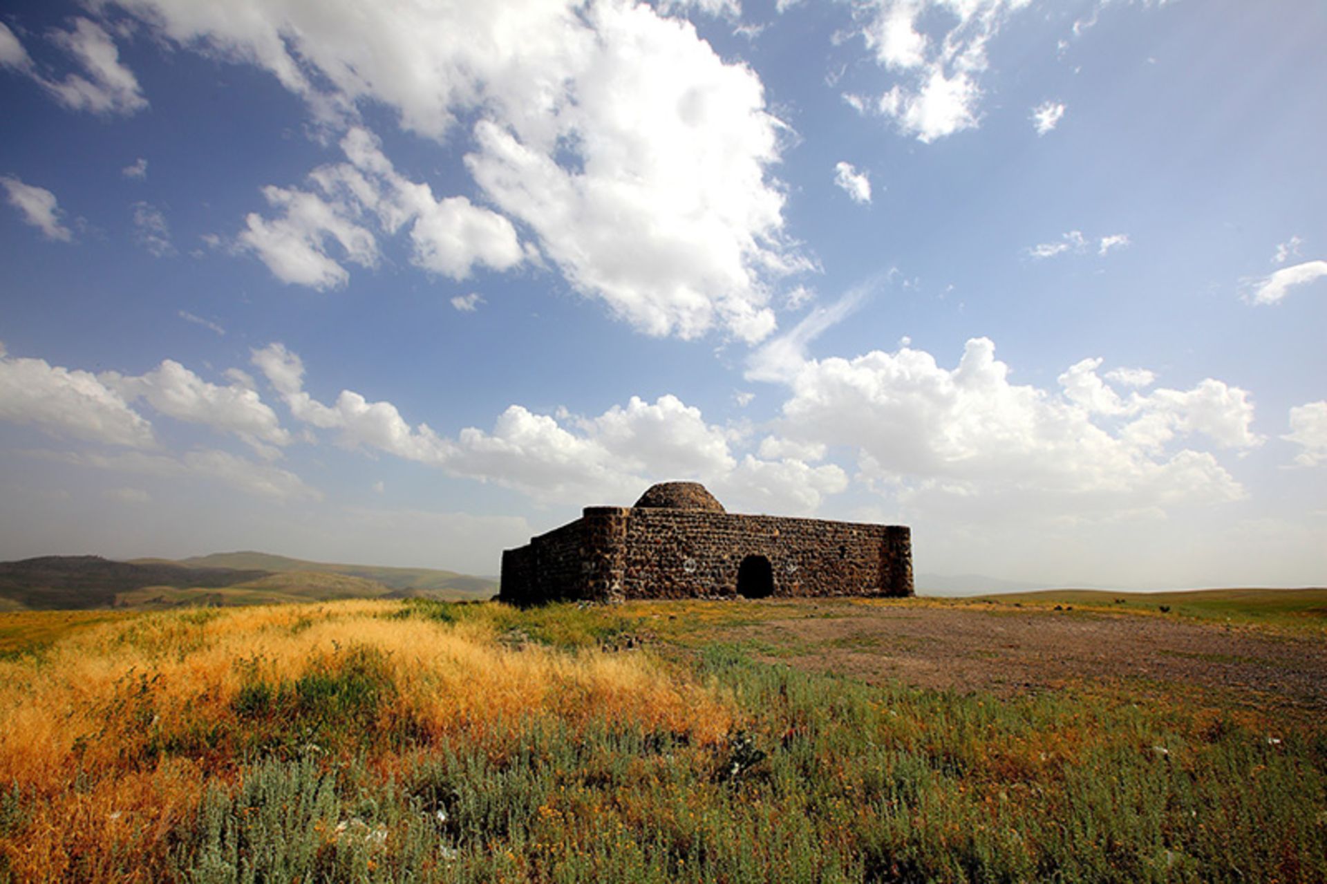 کاروانسرای سنگی صائین در میان دشت اردبیل