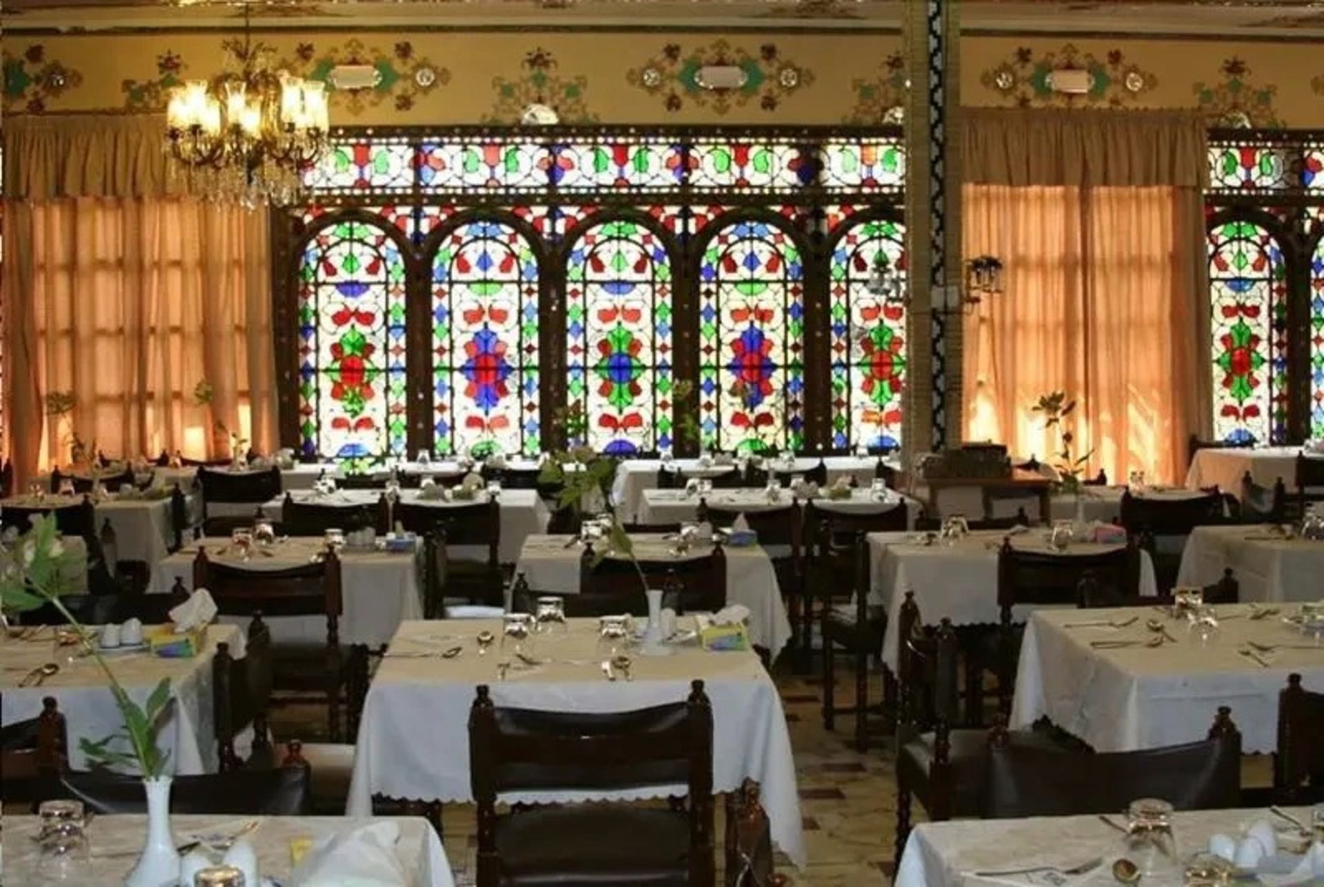 فضای داخلی رستوران شهرزاد با شیشه های رنگی