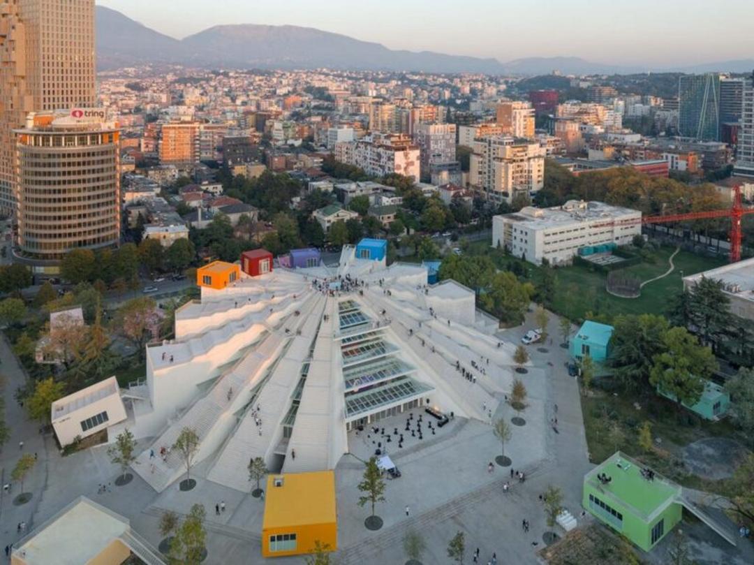پشت بام با معماری متفاوت در یک ساختمان