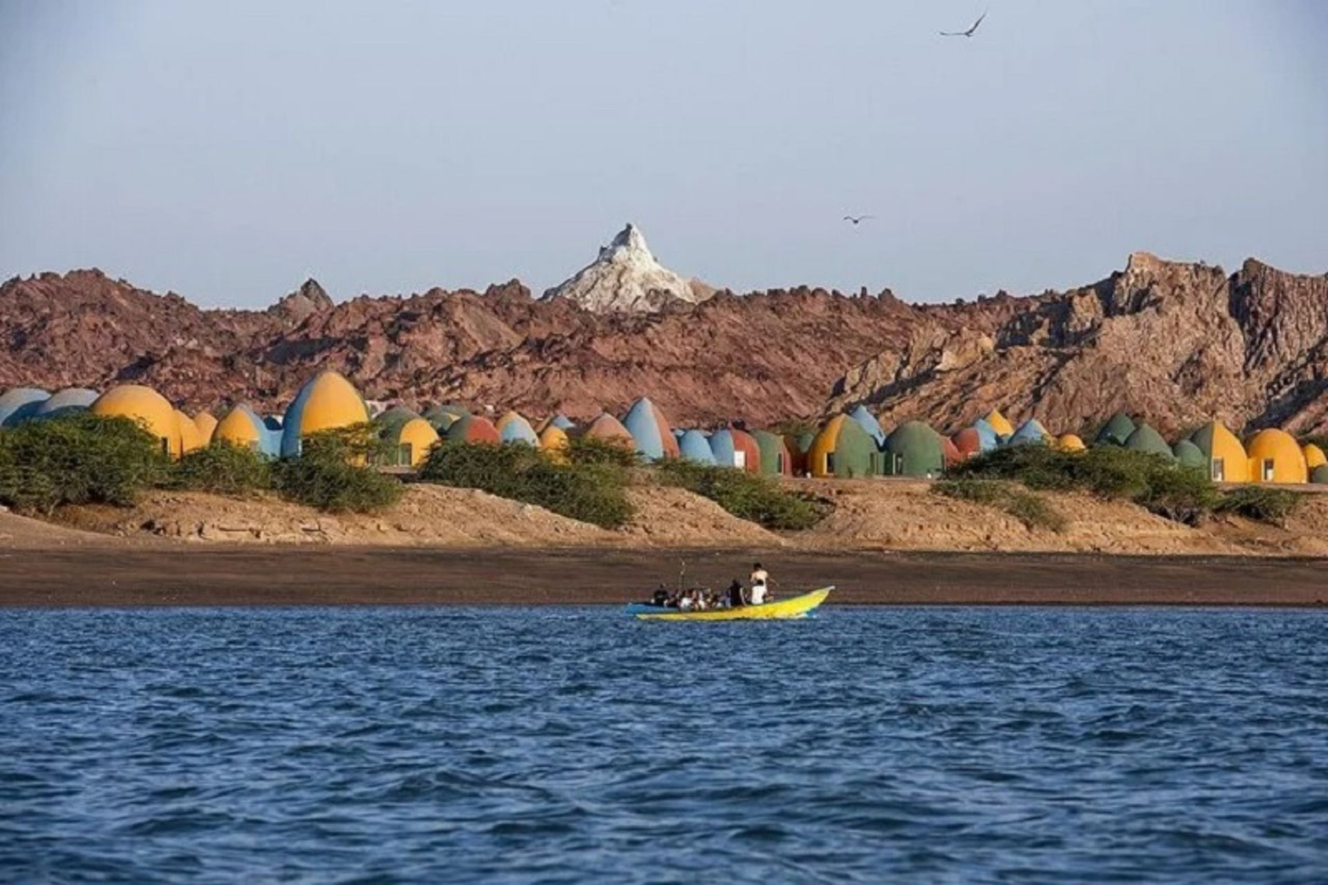 قایق سواری در اطراف جزیره هرمز با اقامتگاه های رنگی 