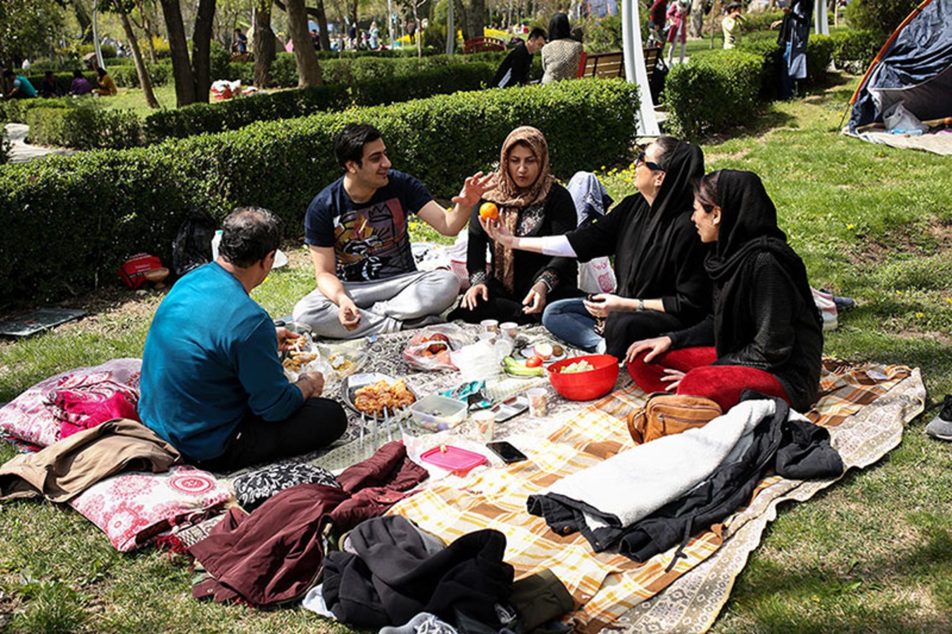 دورهمی خانوادگی در روز سیزده بدر