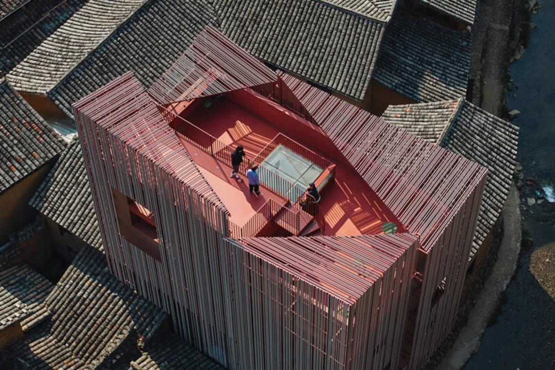 پشت بام با معماری متفاوت در یک ساختمان