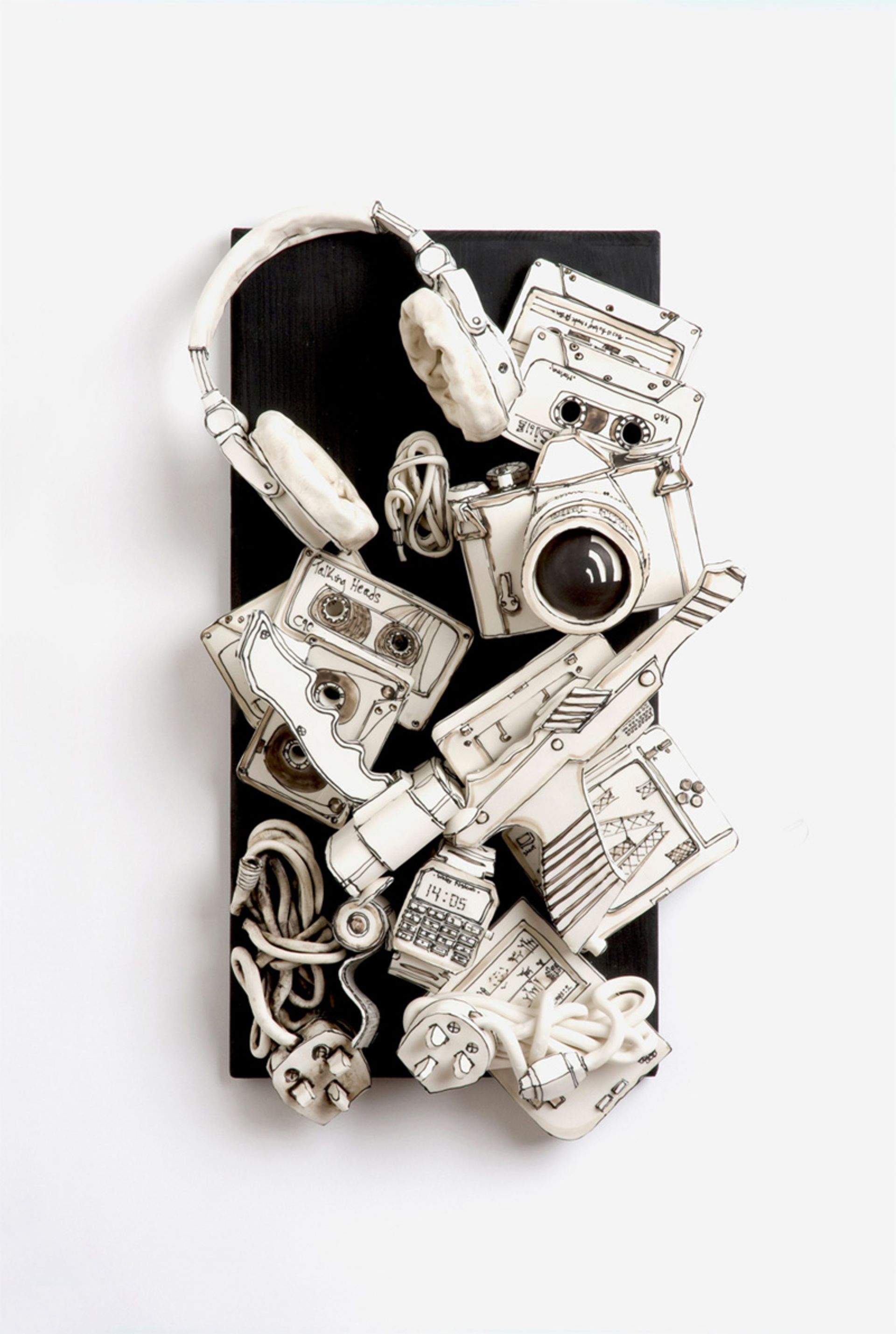 تابلویی از دوربین، نوار کاست و هدفون