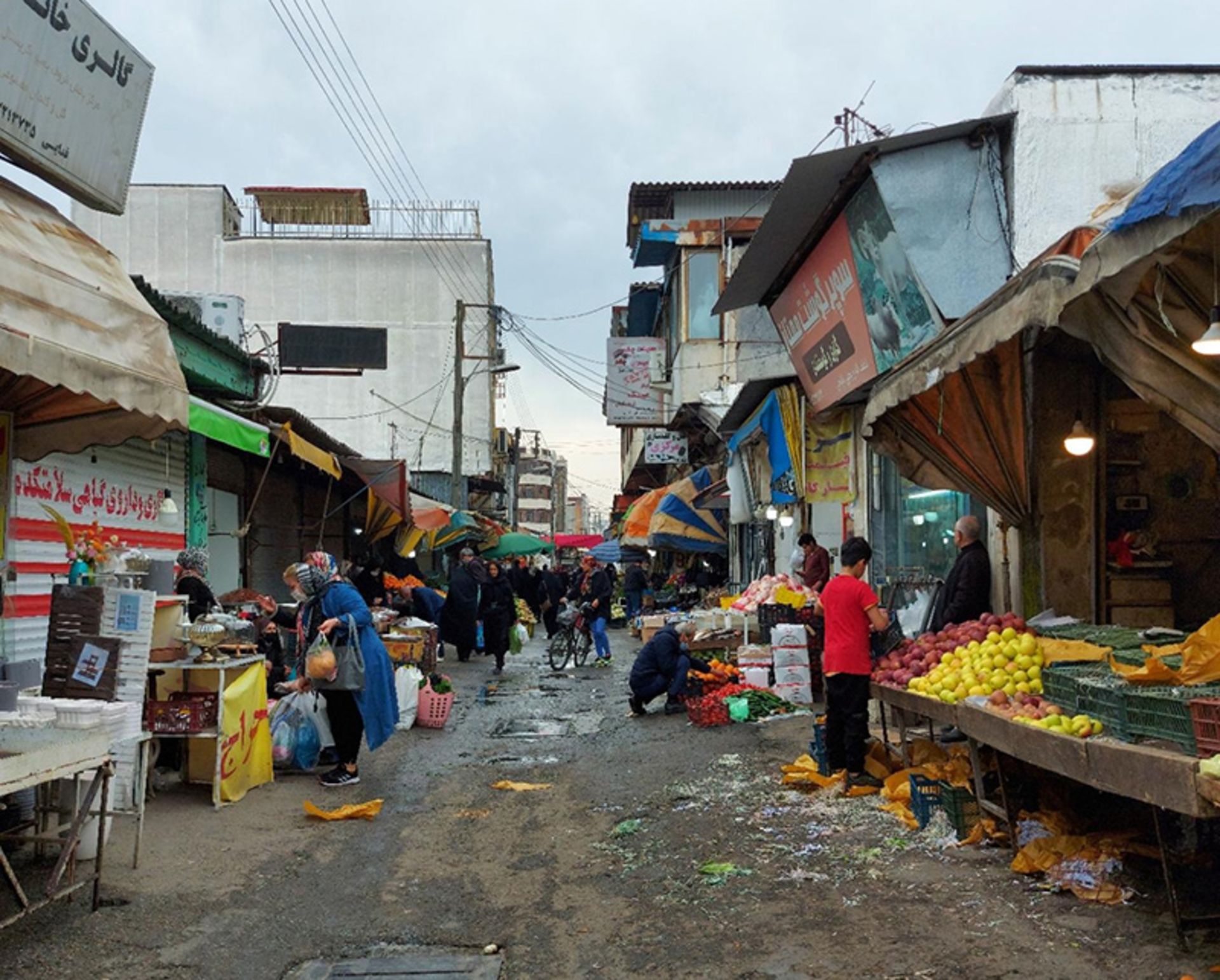 غرفه های میوه فروشی در بازار روز آمل